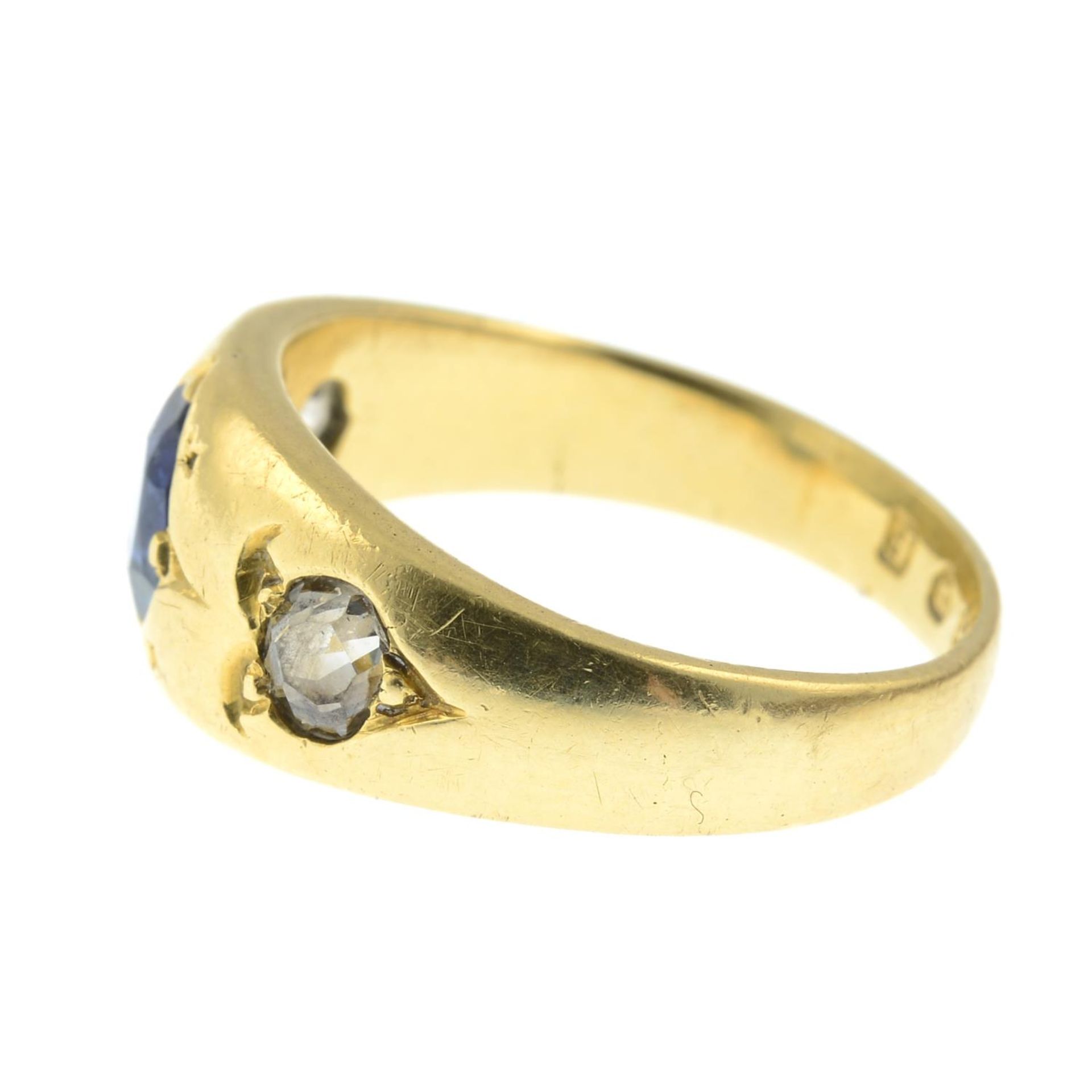 A late Victorian 18ct gold old-cut diamond and sapphire three-stone ring. - Bild 2 aus 4