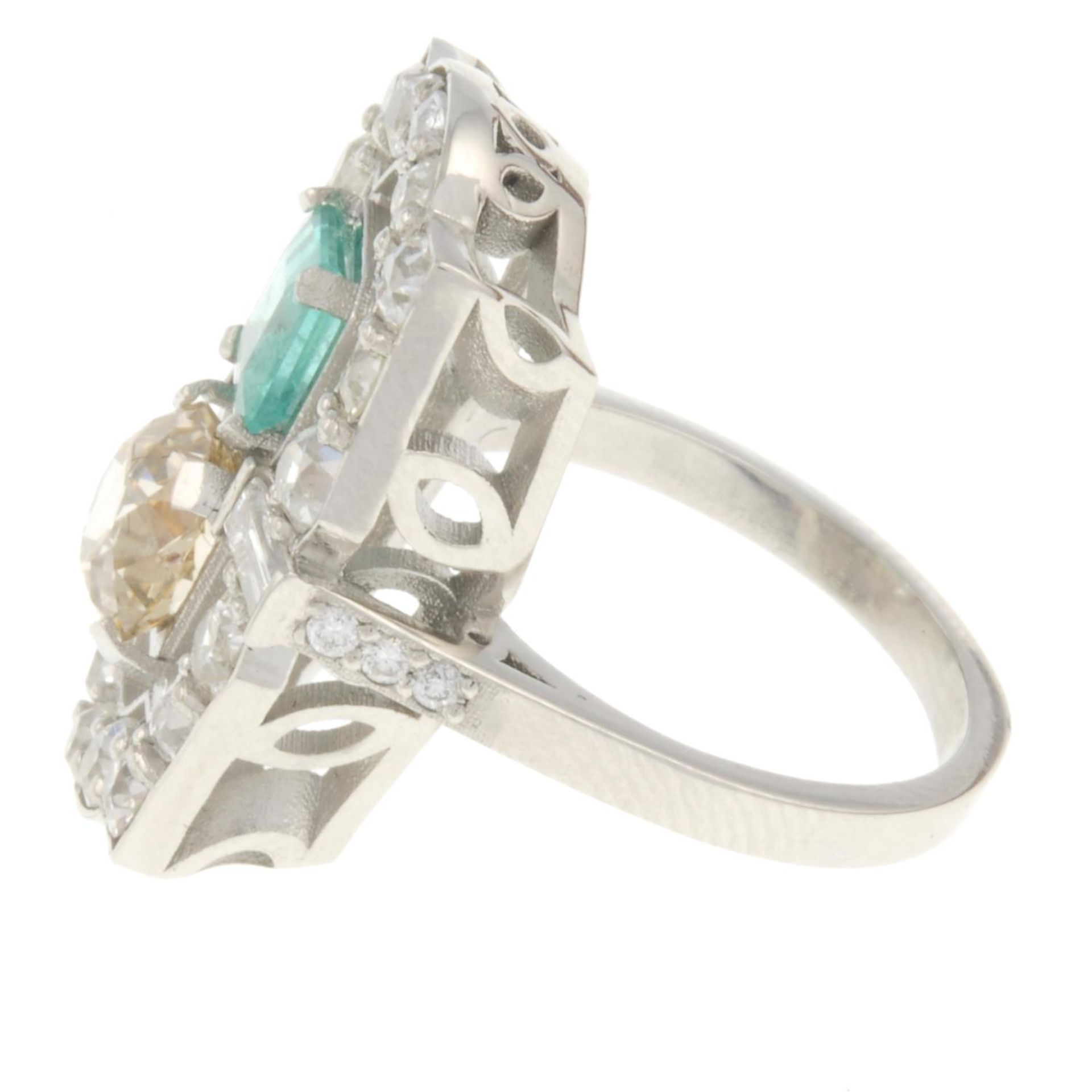 An emerald, old-cut coloured diamond and vari-cut diamond dress ring.Emerald calculated weight - Bild 2 aus 4