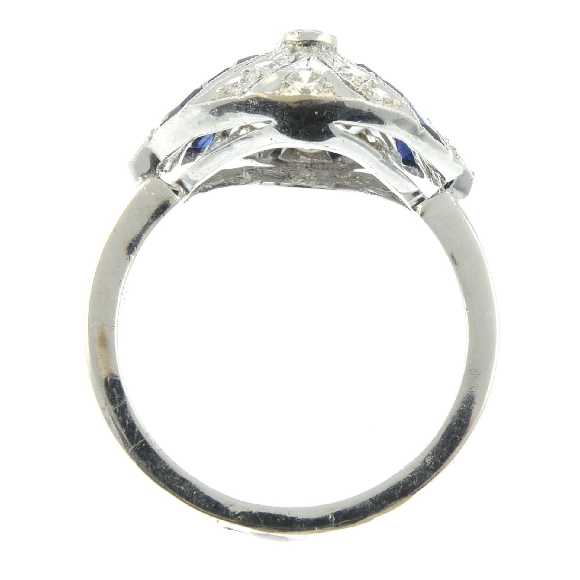 A brilliant-cut diamond and calibri-cut sapphire dress ring.Estimated total diamond weight - Bild 4 aus 4