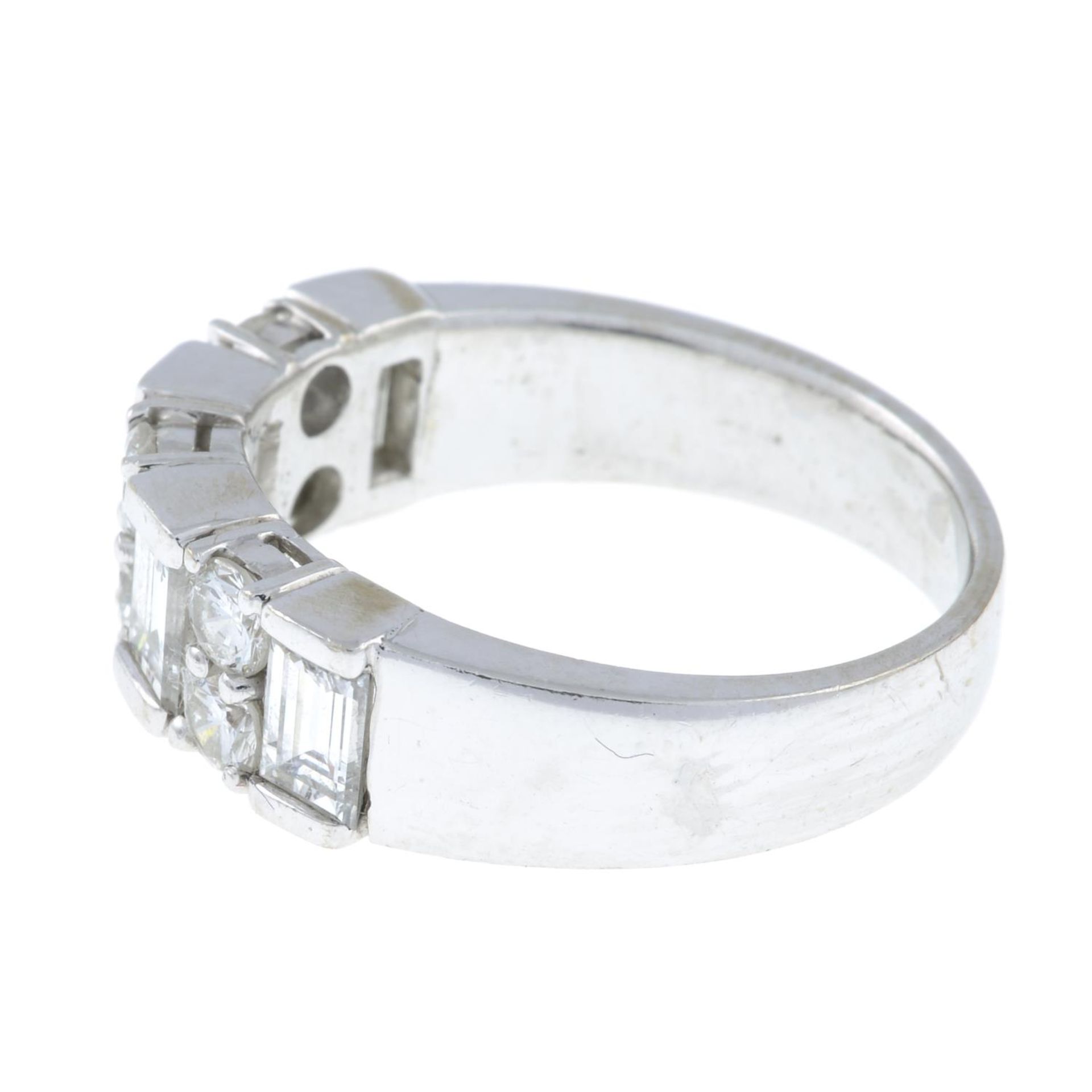 A baguette and brilliant-cut diamond dress ring.Estimated total diamond weight 1.75cts, - Bild 2 aus 3