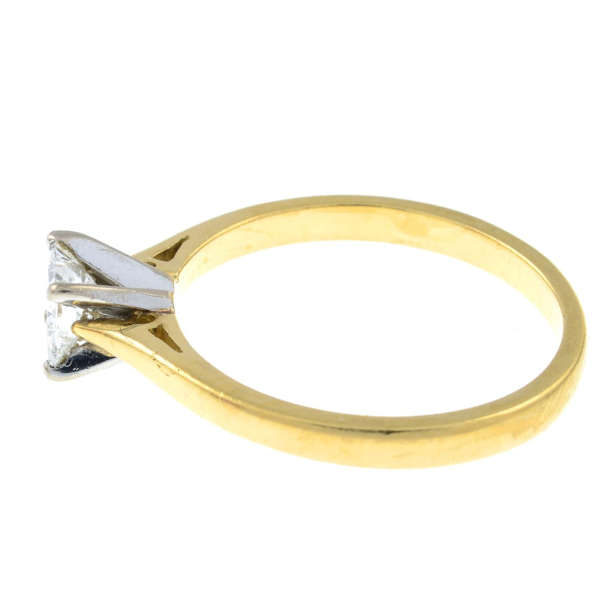 An 18ct gold square-shape diamond single-stone ring.Estimated diamond weight 0.40ct, - Bild 2 aus 3