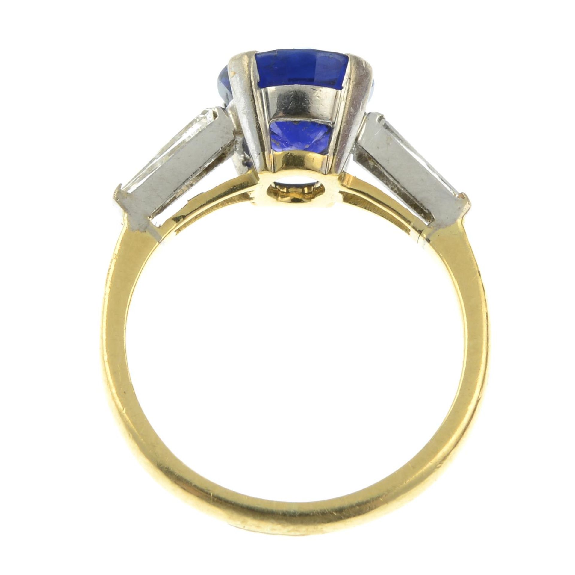 A sapphire and baguette-cut diamond three-stone ring.Sapphire calculated weight 2.09cts, - Bild 4 aus 4