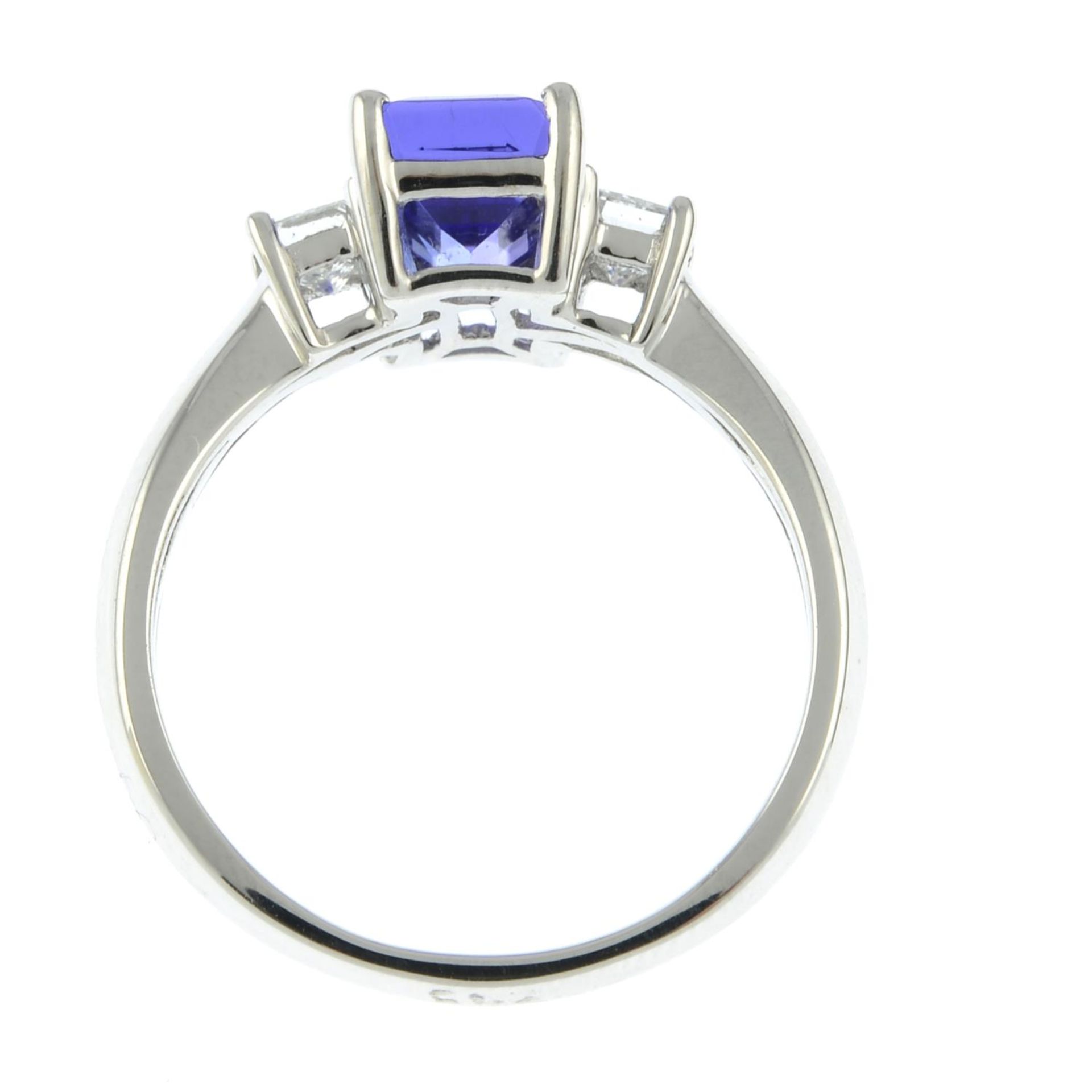 An 18ct gold tanzanite and square-shape diamond three-stone ring.Tanzanite calculated weight - Bild 4 aus 4