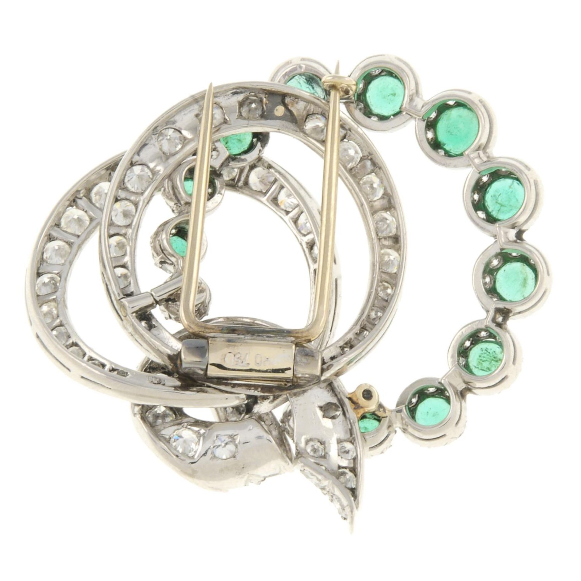 An emerald and vari-cut diamond brooch.Estimated total diamond weight 1.75cts.Stamped 750.Length - Bild 2 aus 2