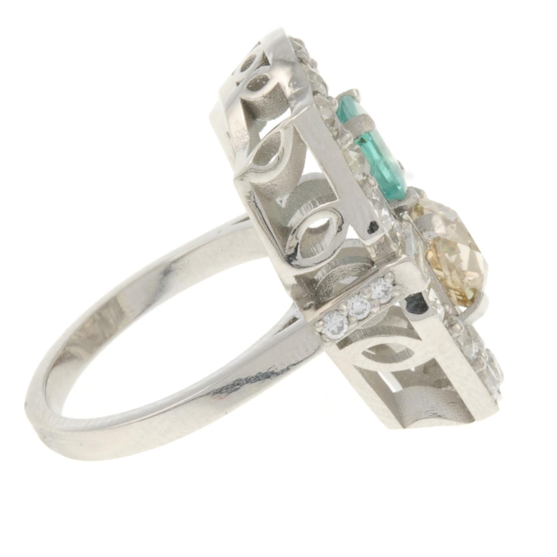 An emerald, old-cut coloured diamond and vari-cut diamond dress ring.Emerald calculated weight - Bild 3 aus 4