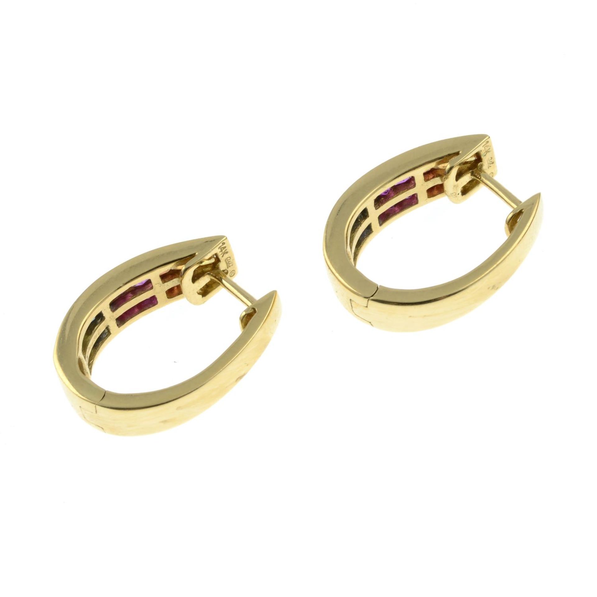A pair of vari-hue sapphire hoop earrings.Stamped 14k.Length 1.9cms. - Bild 2 aus 2