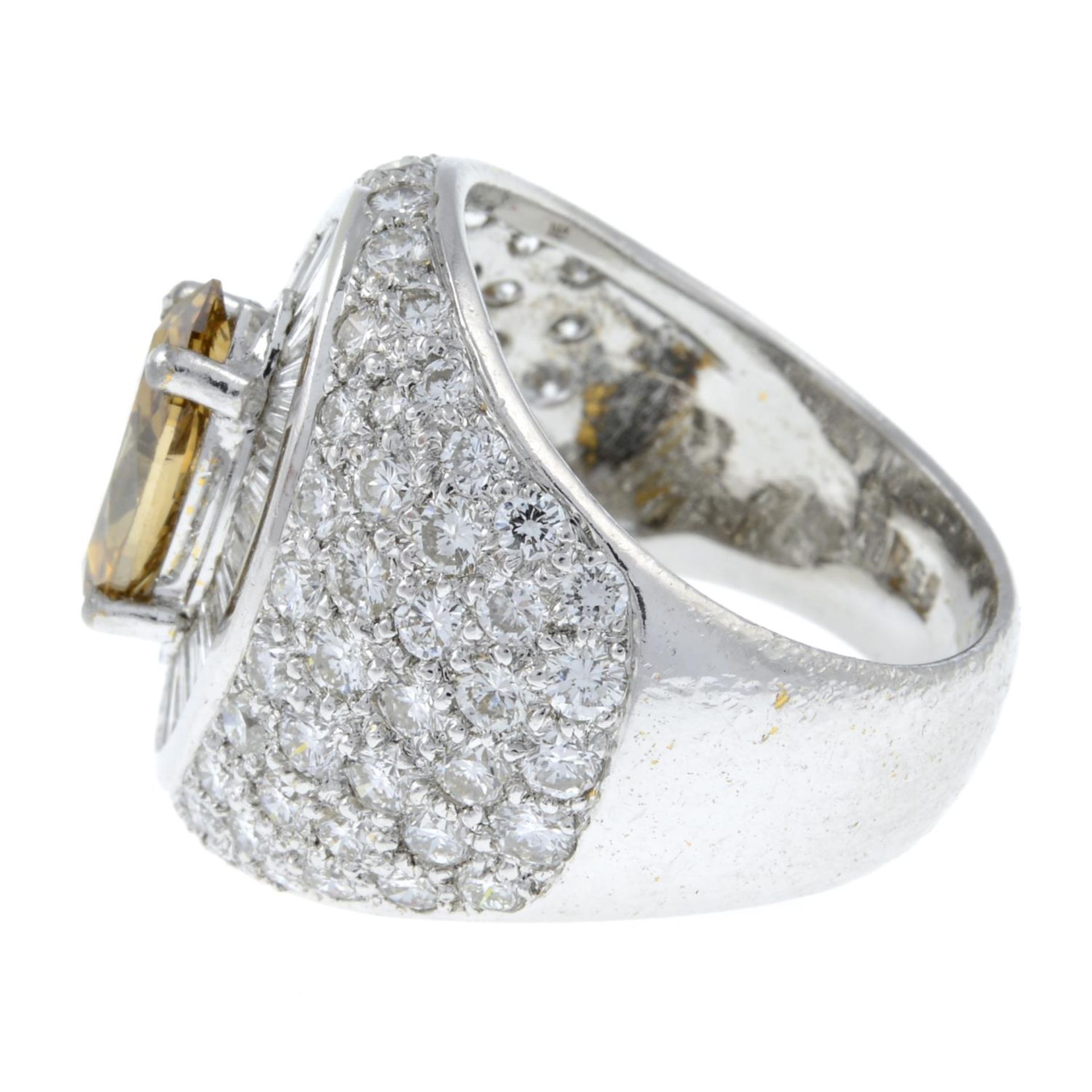 A marquise-shape coloured diamond and vari-cut diamond dress ring.Principal diamond estimated - Bild 2 aus 3