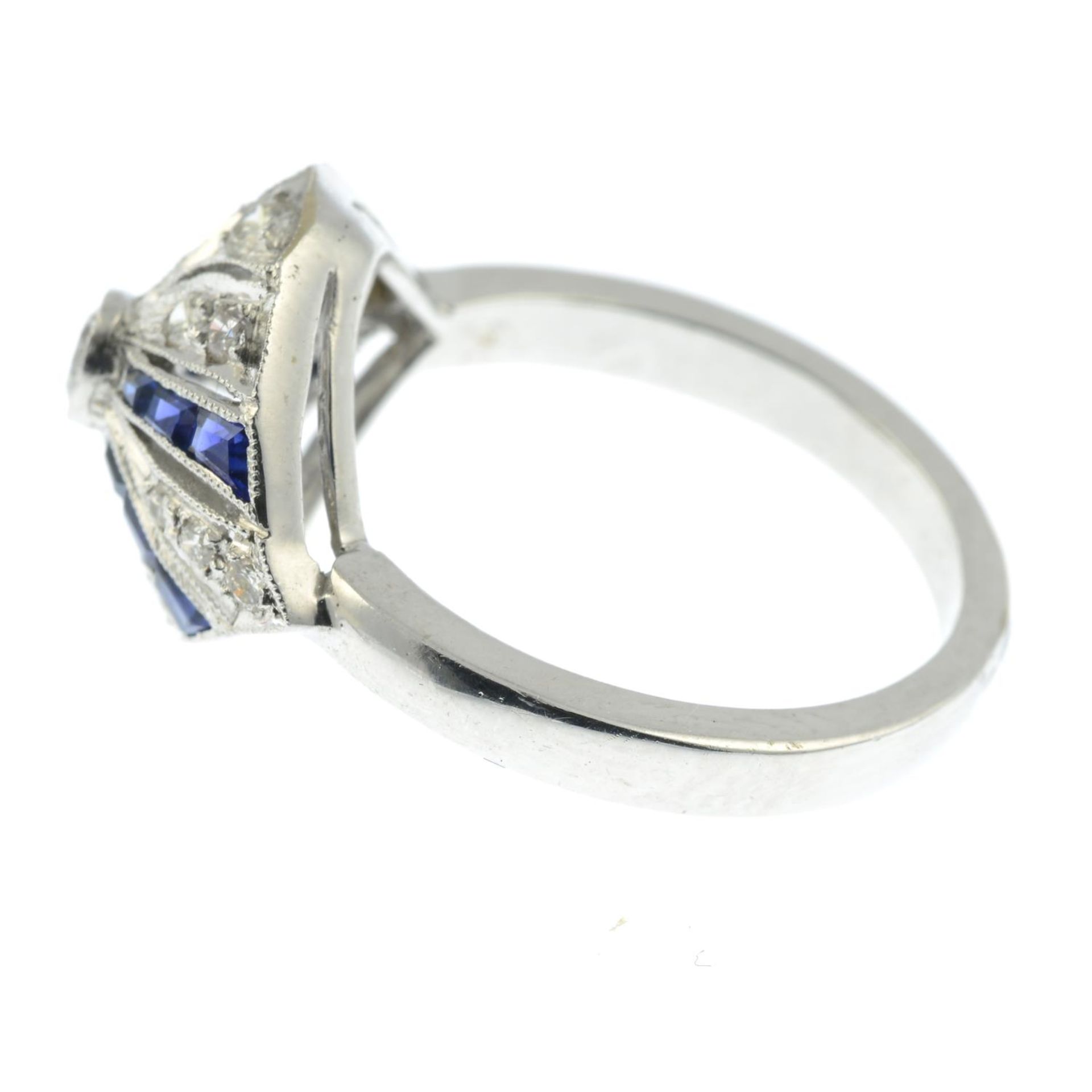 A brilliant-cut diamond and calibri-cut sapphire dress ring.Estimated total diamond weight - Bild 2 aus 4