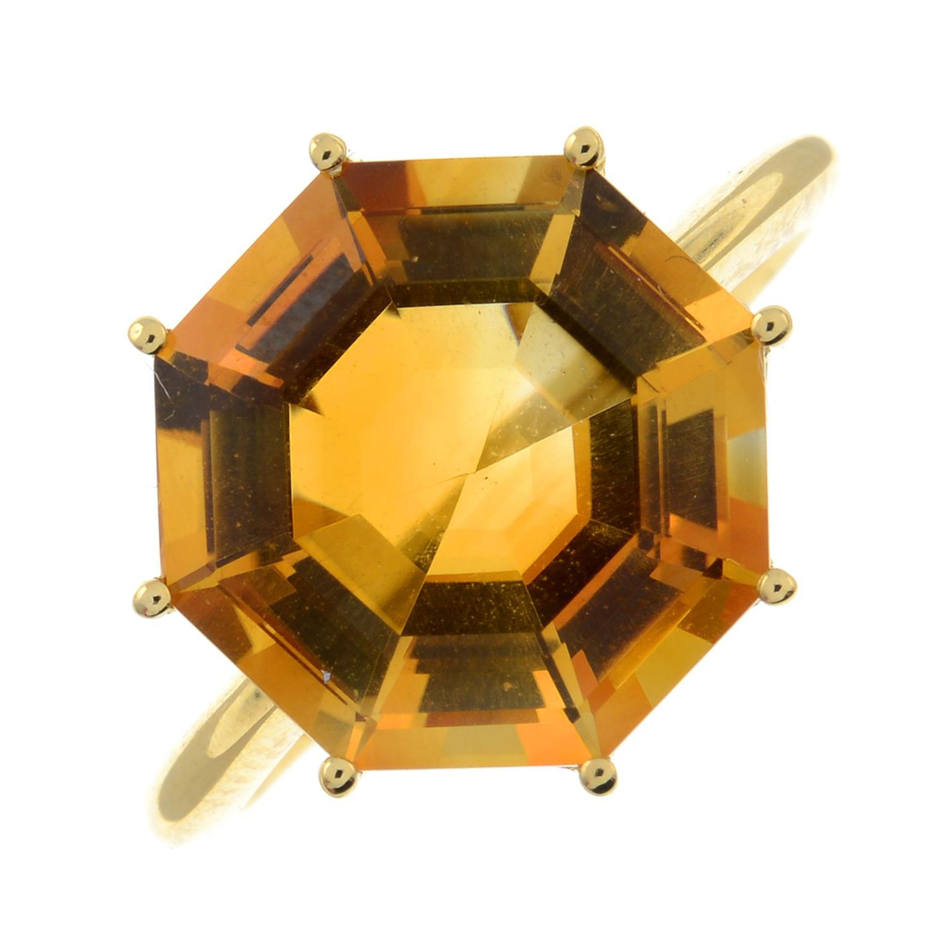 A citrine single-stone ring.Citrine weight 5.31cts.Stamped 750.Ring size M1/2.