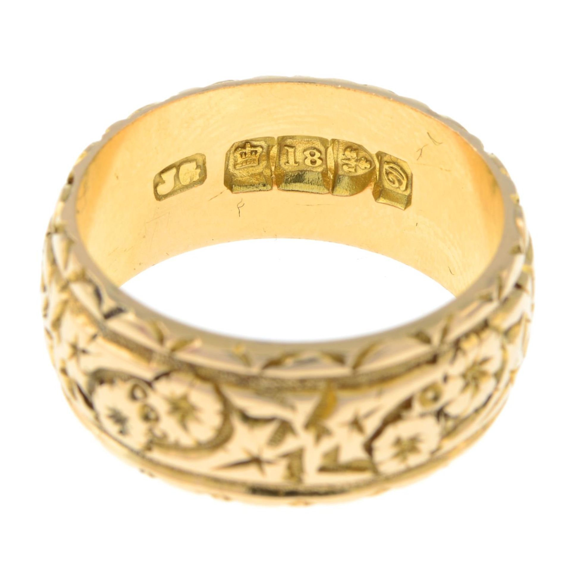 An Edwardian 18ct gold band ring.Hallmarks for Chester, 1904.Ring size P. - Bild 3 aus 3