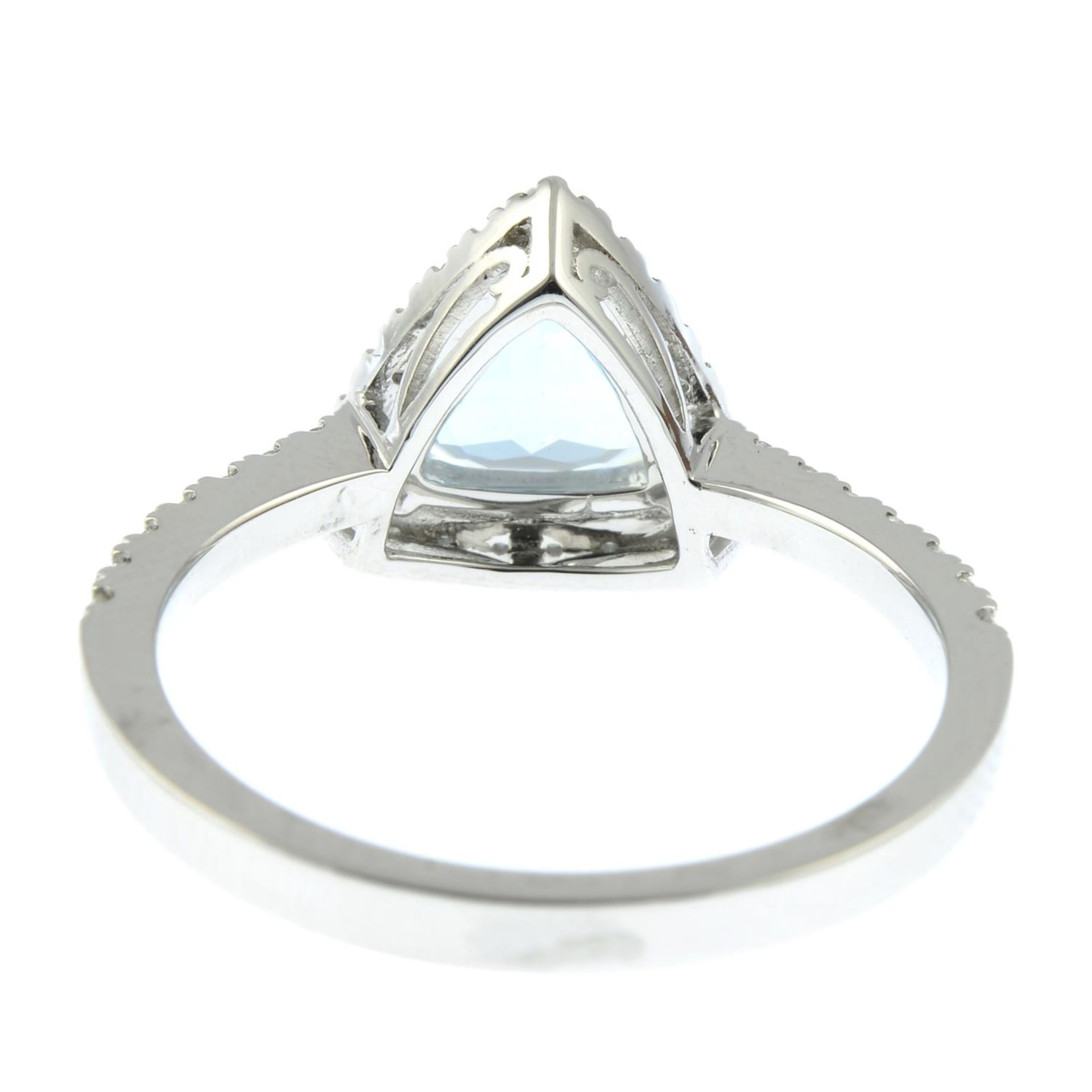 An 18ct gold aquamarine and brilliant-cut diamond cluster ring.Total diamond weight - Bild 3 aus 4