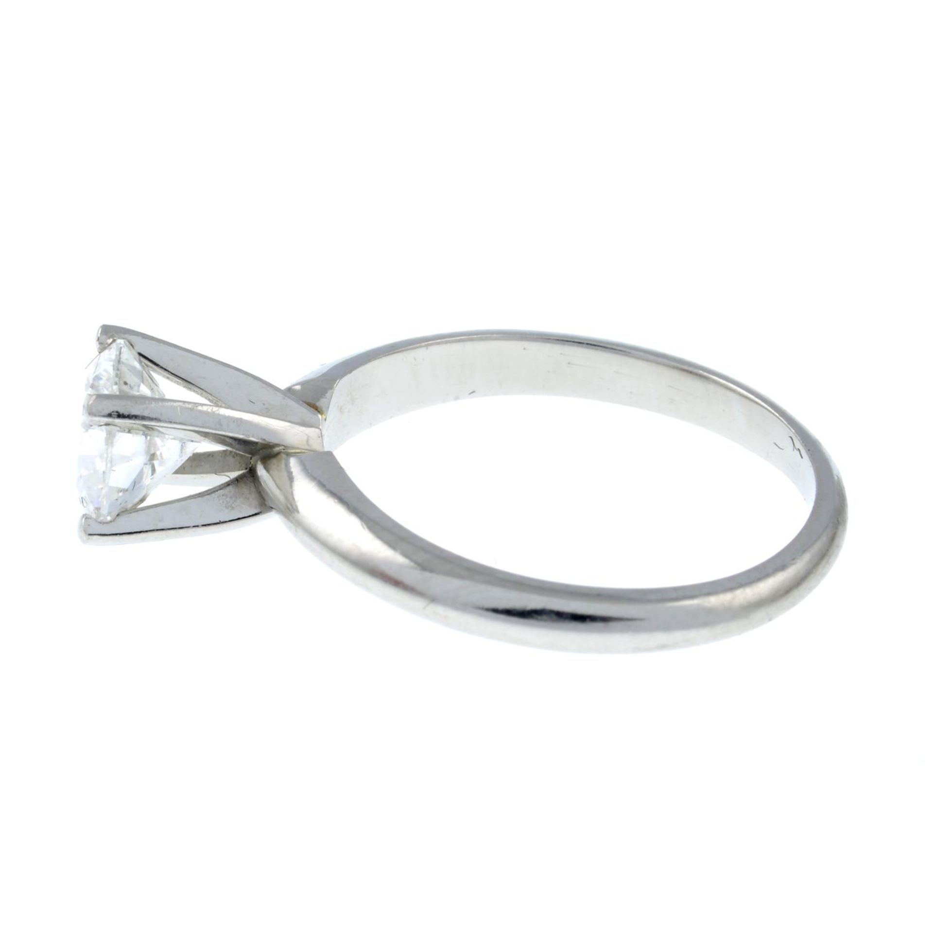 A brilliant-cut diamond single-stone ring.Estimated total diamond weight 1ct, - Bild 2 aus 3