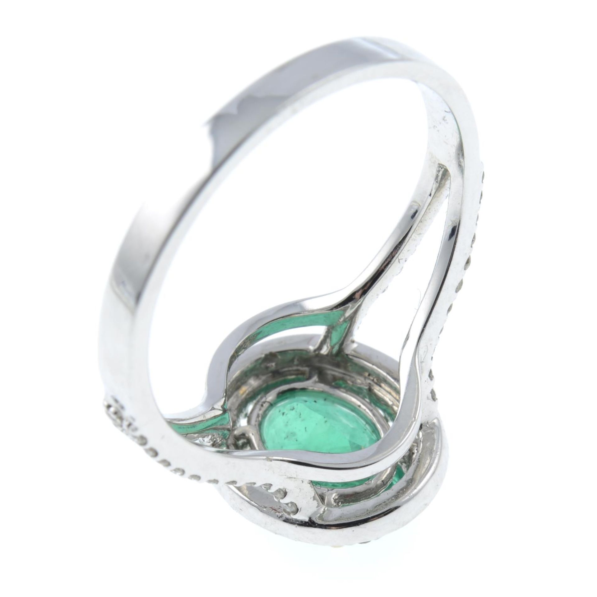 An emerald and brilliant-cut diamond cluster ring.Emerald calculated weight 1, - Bild 3 aus 3