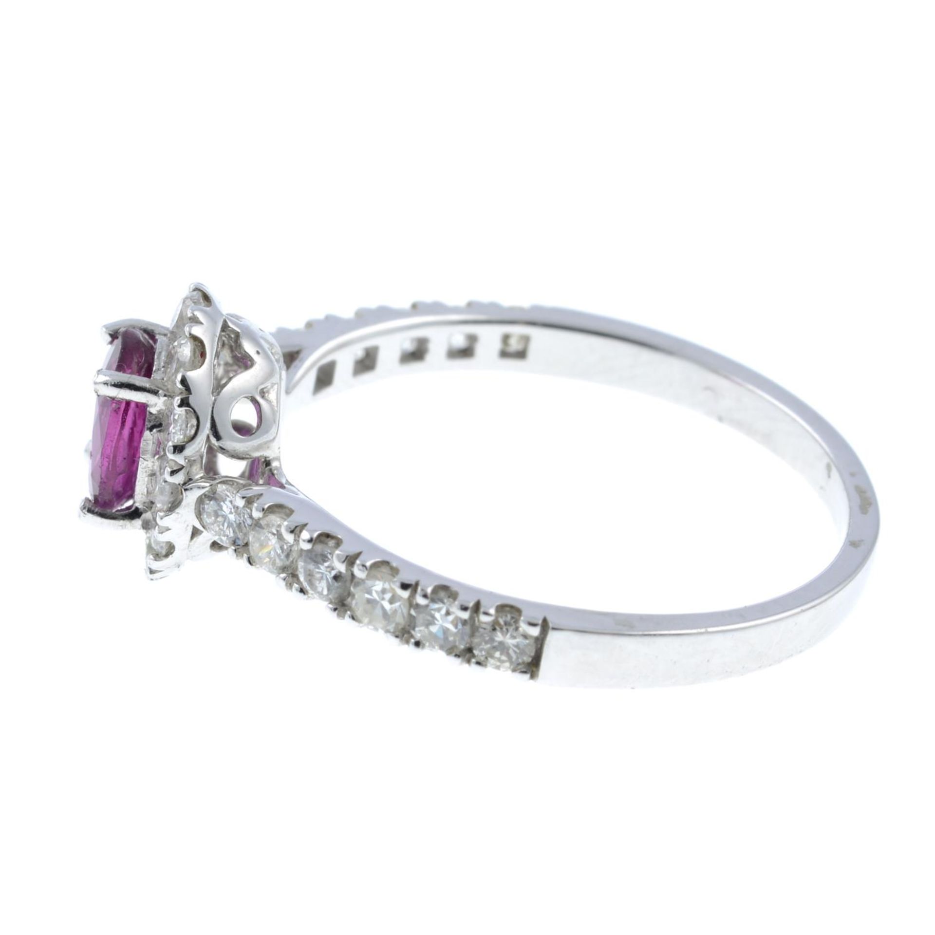 A ruby and brilliant-cut diamond cluster ring.Ruby calculated weight 0.49ct, - Bild 2 aus 3