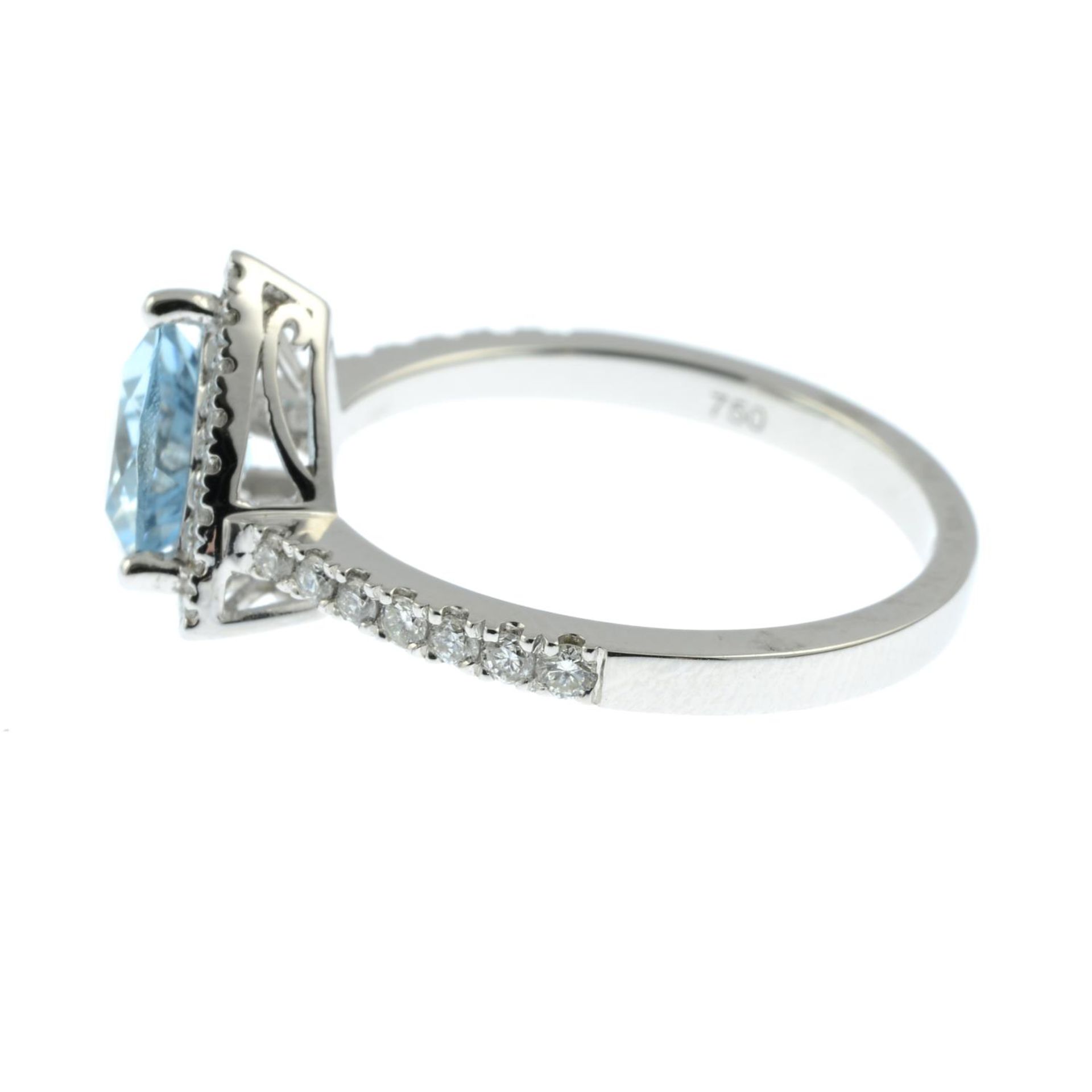 An 18ct gold aquamarine and brilliant-cut diamond cluster ring.Total diamond weight - Bild 2 aus 4