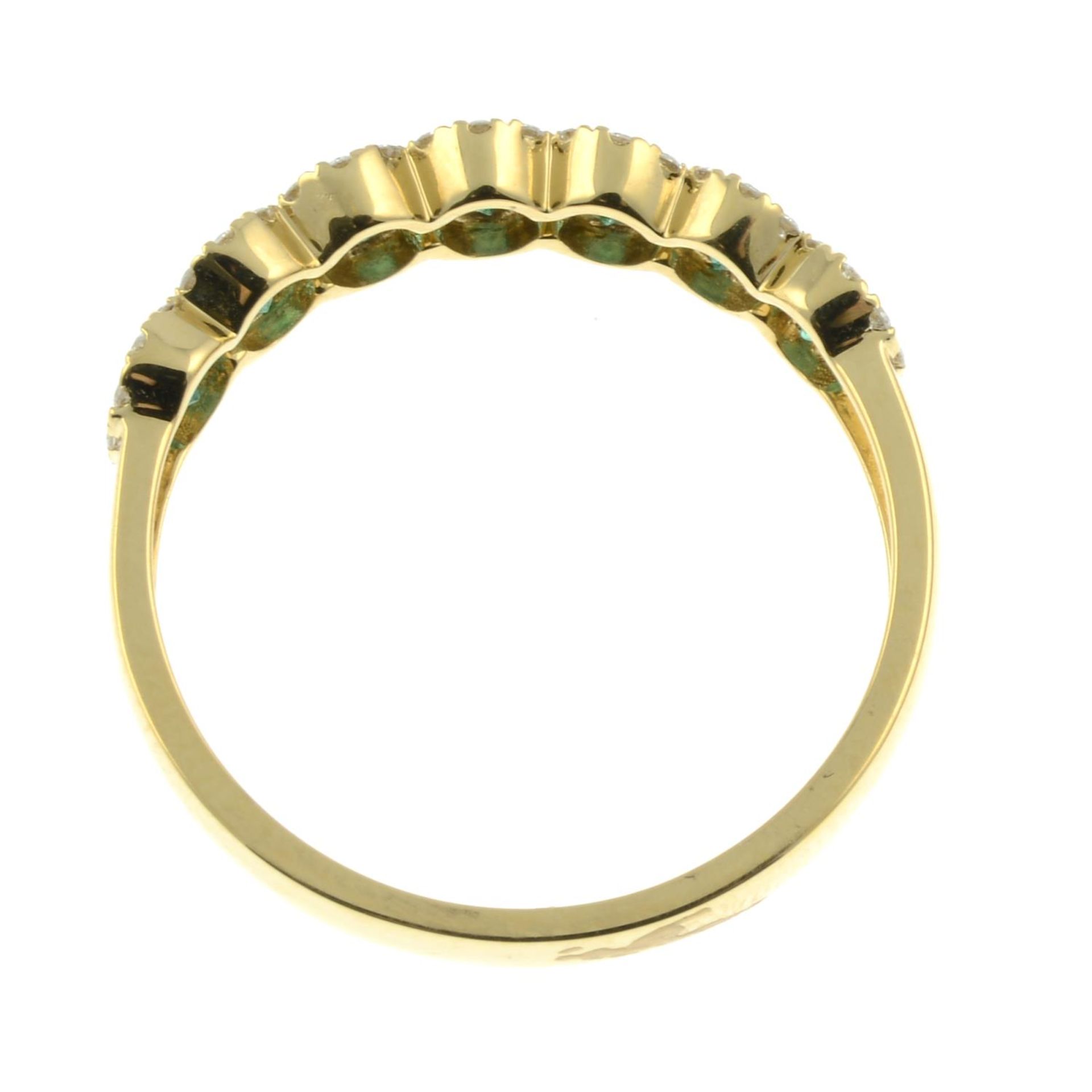 An 18ct gold emerald and brilliant-cut diamond half eternity ring.Total diamond weight - Bild 4 aus 4