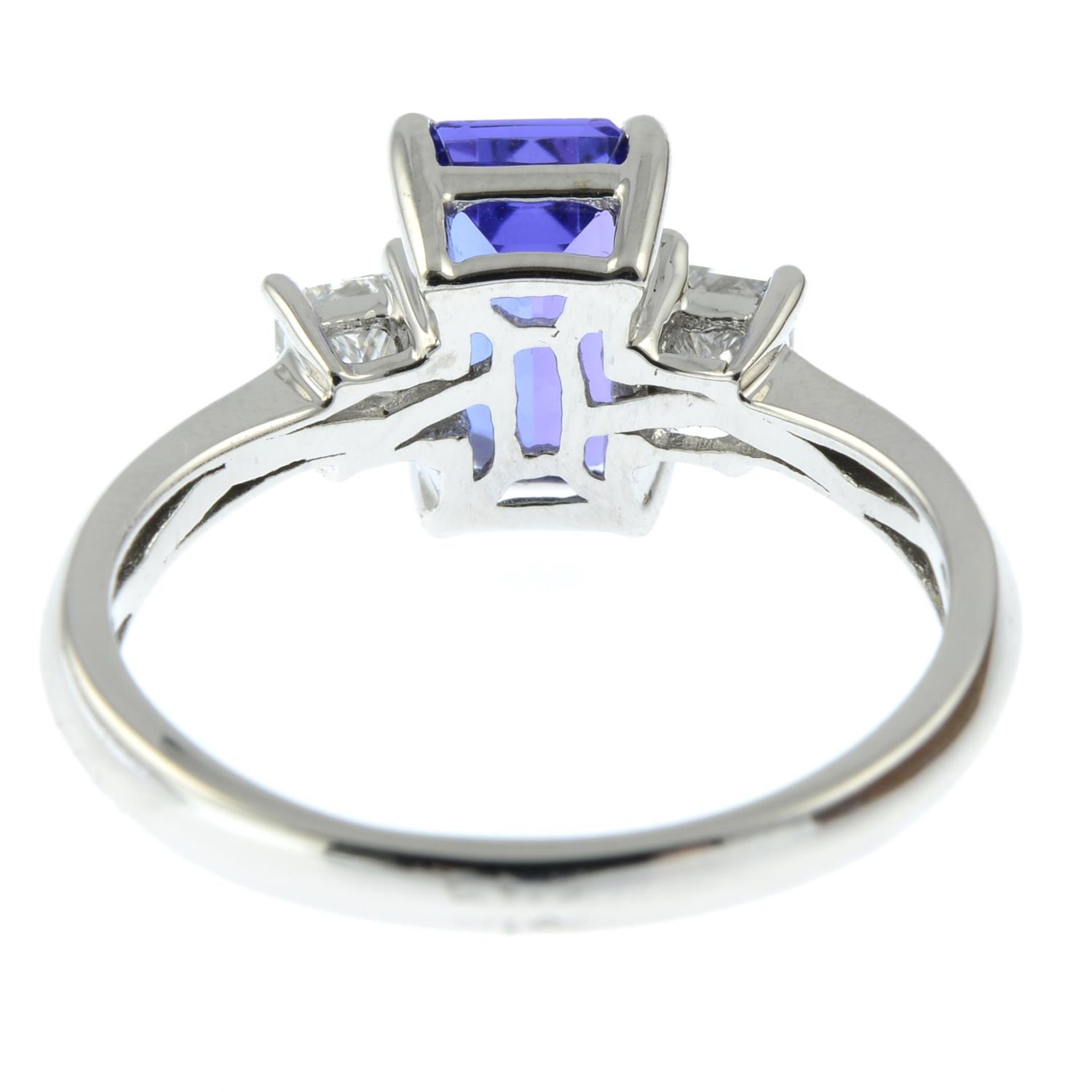 An 18ct gold tanzanite and square-shape diamond three-stone ring.Tanzanite calculated weight - Bild 3 aus 4