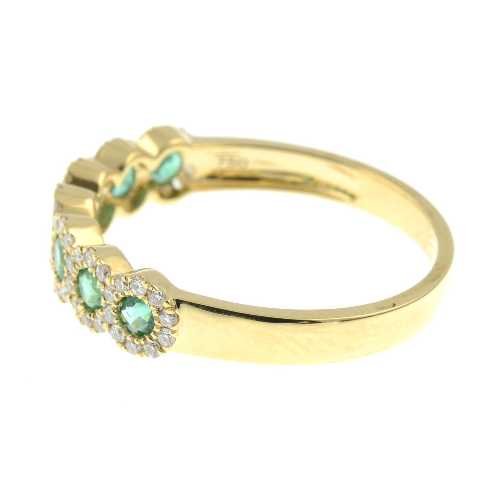 An 18ct gold emerald and brilliant-cut diamond half eternity ring.Total diamond weight - Bild 2 aus 4