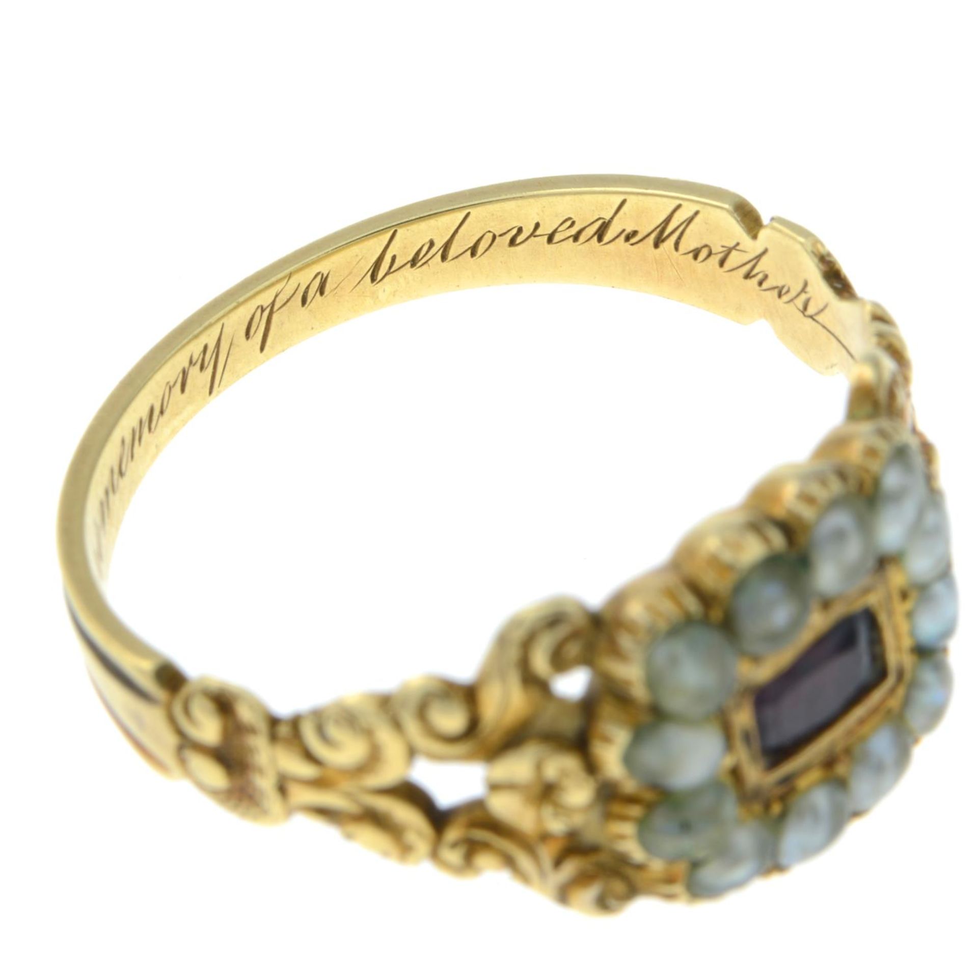 A late Georgian garnet and seed pearl memorial ring.Personal engraving reading 'Hester Fothergill, - Bild 4 aus 5