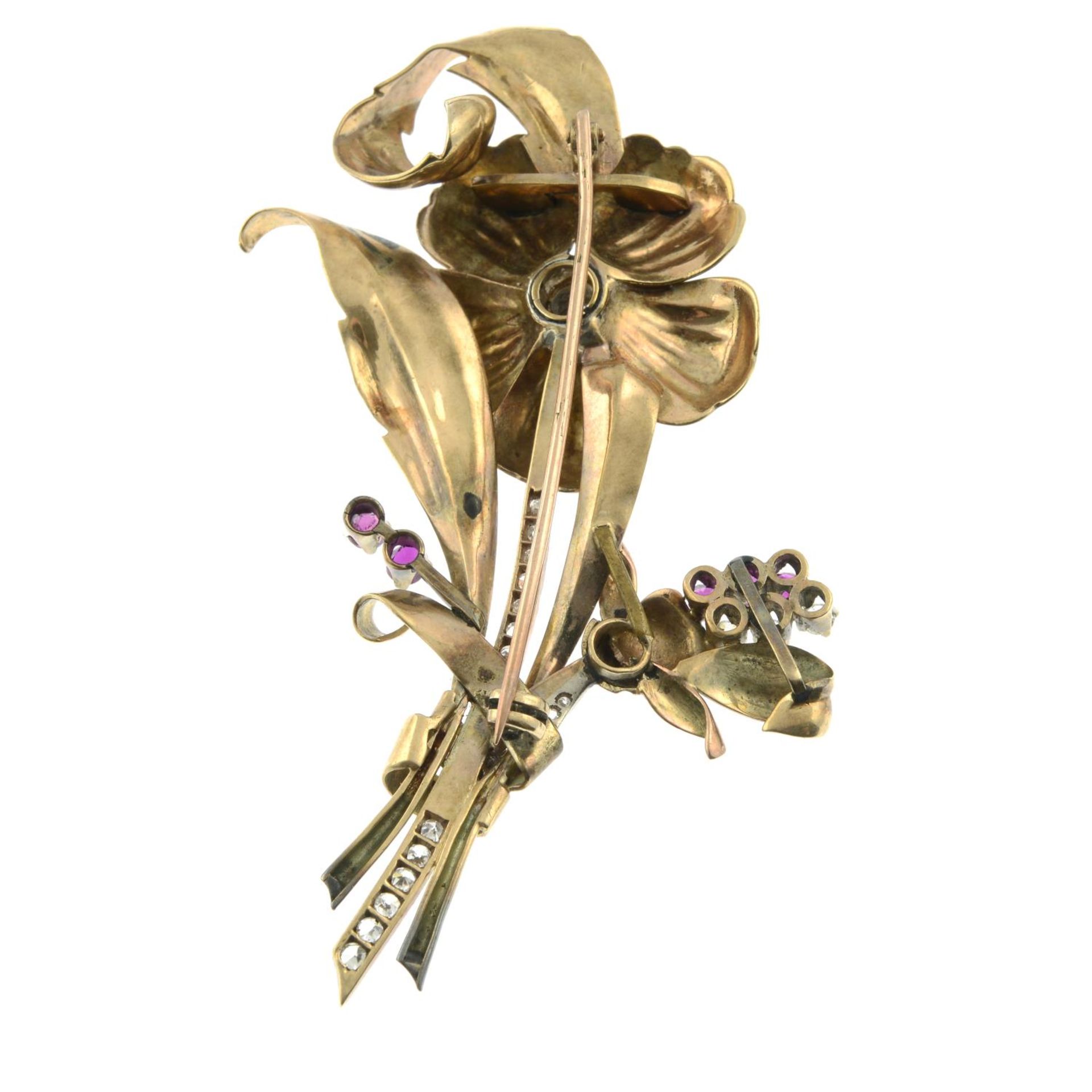 A brilliant-cut diamond and ruby floral brooch.Principal diamond estimated 0.50ct, - Bild 2 aus 3