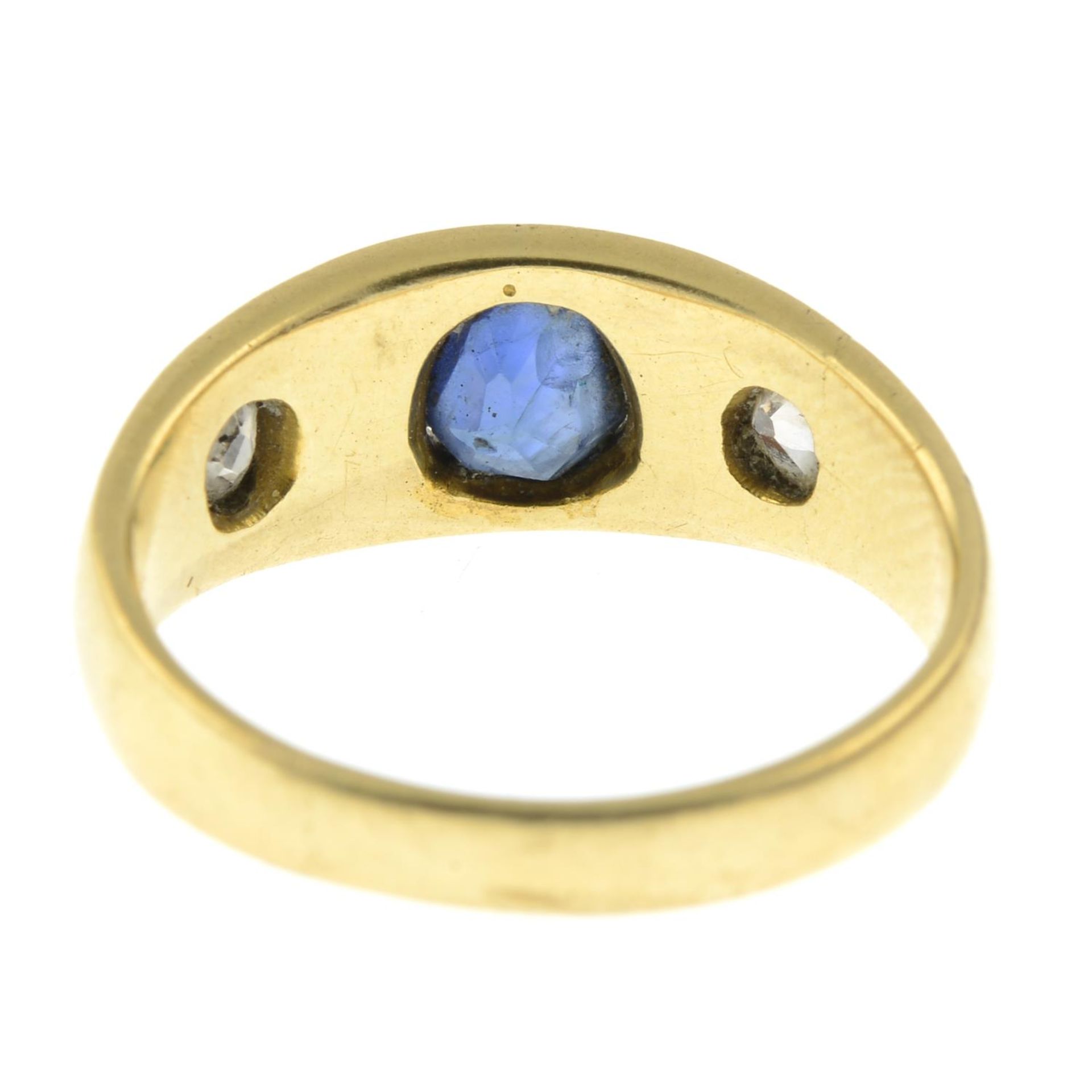 A late Victorian 18ct gold old-cut diamond and sapphire three-stone ring. - Bild 3 aus 4