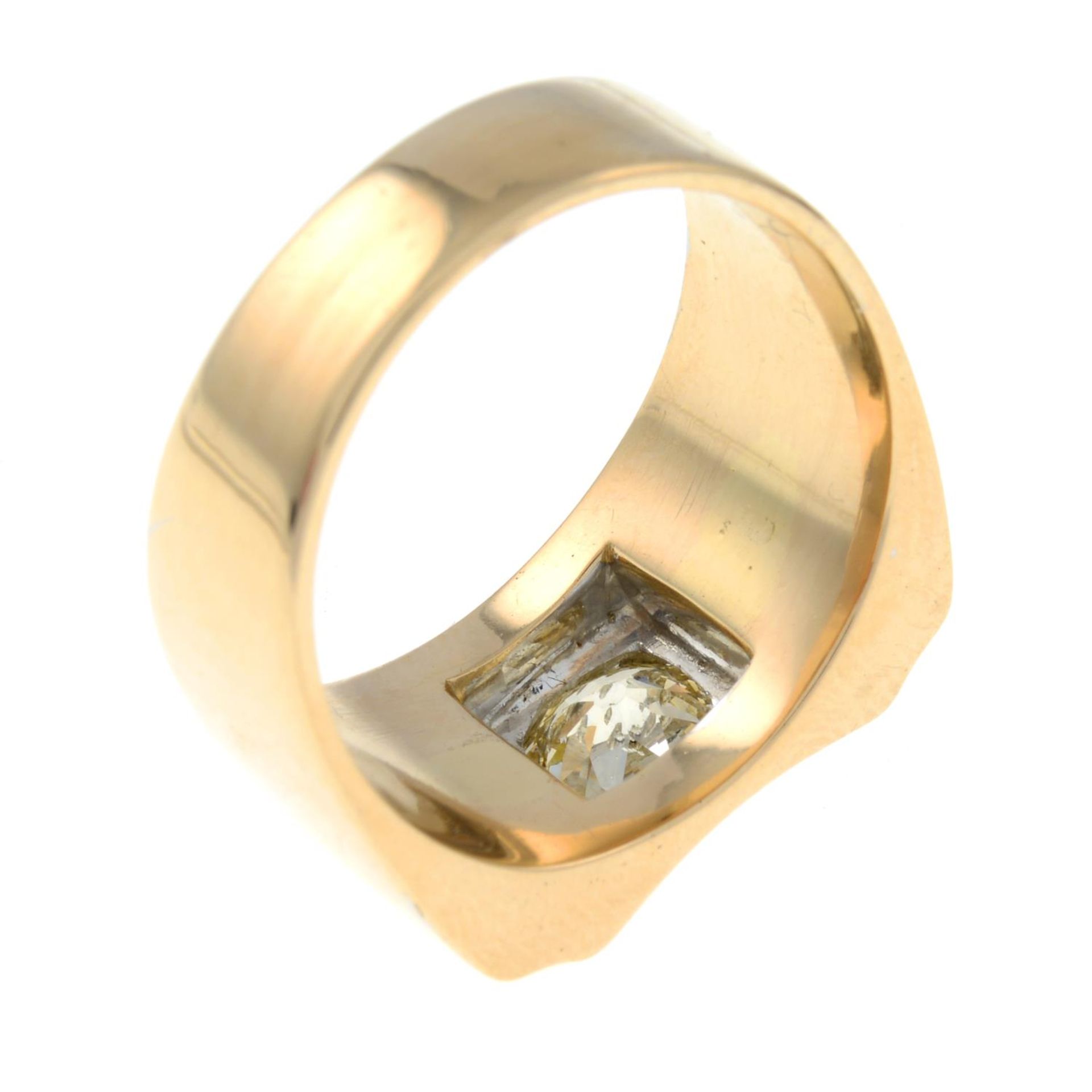 A mid 20th century 18ct gold old-cut diamond single-stone ring.Estimated diamond weight 0.85ct, - Bild 3 aus 3