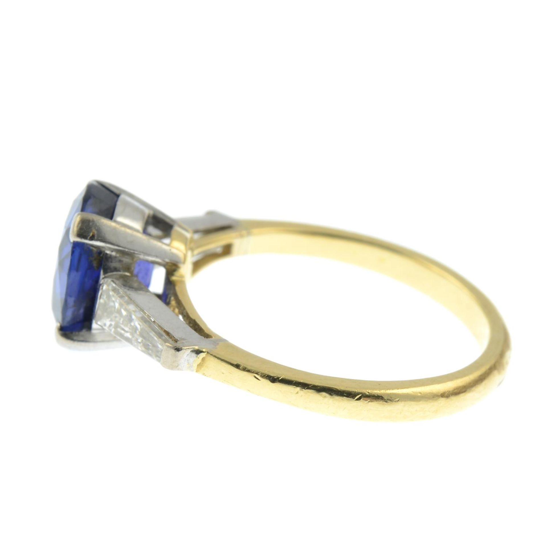 A sapphire and baguette-cut diamond three-stone ring.Sapphire calculated weight 2.09cts, - Bild 2 aus 4