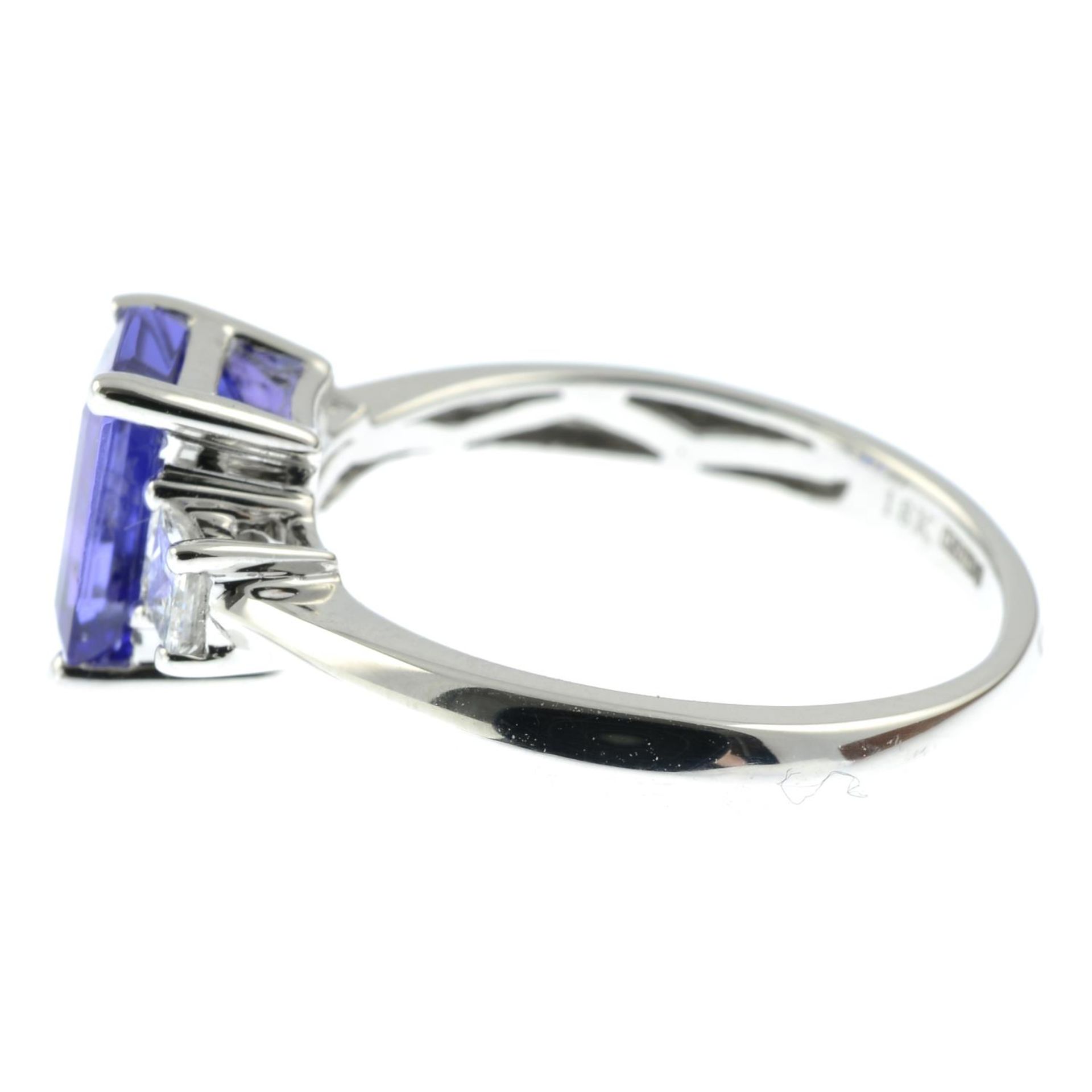 An 18ct gold tanzanite and square-shape diamond three-stone ring.Tanzanite calculated weight - Bild 2 aus 4