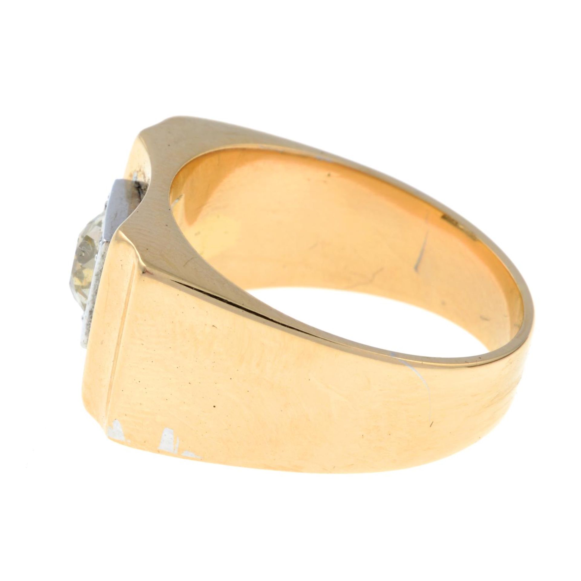 A mid 20th century 18ct gold old-cut diamond single-stone ring.Estimated diamond weight 0.85ct, - Bild 2 aus 3