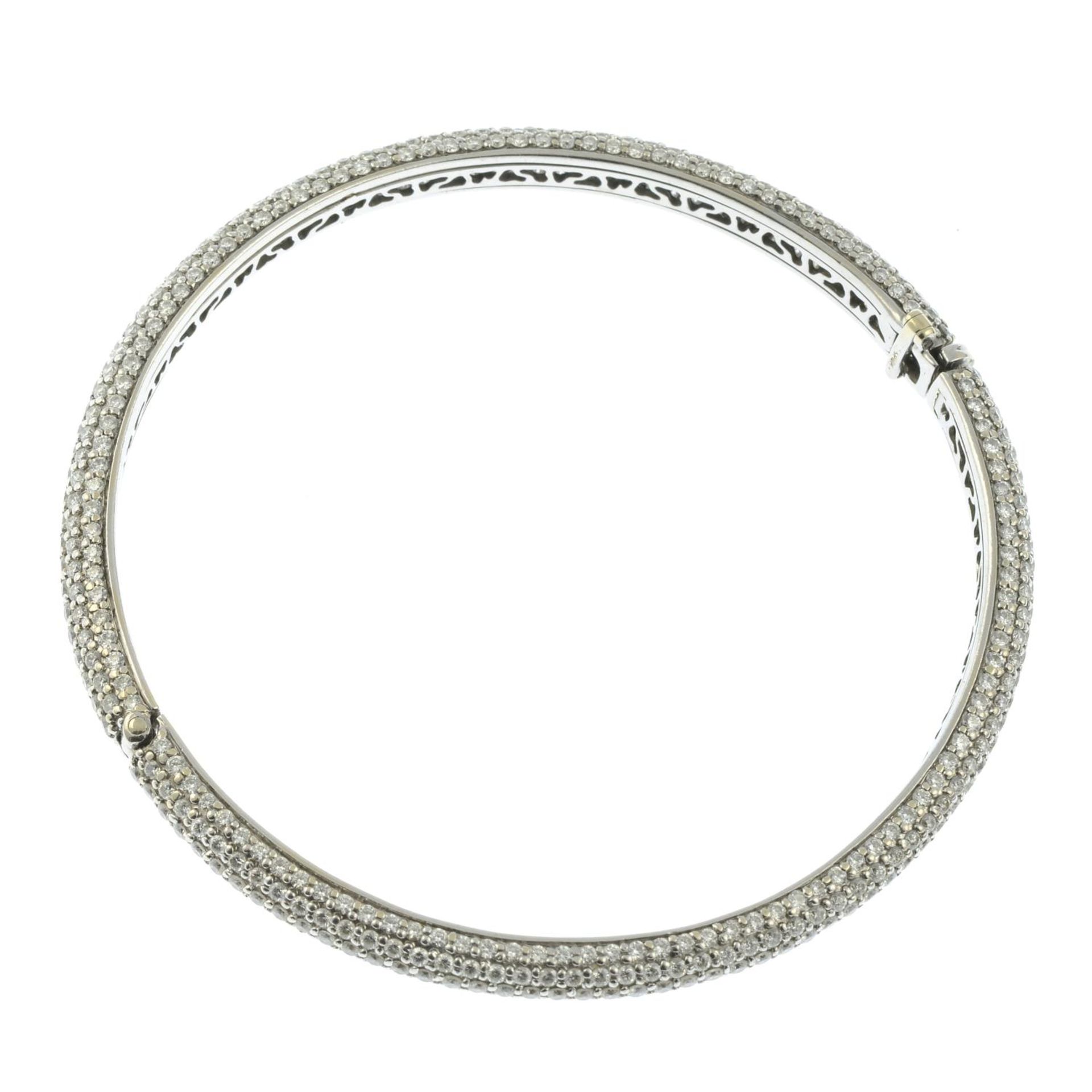 A brilliant-cut diamond hinged bangle.Estimated total diamond weight 4.50cts.Inner diameter 5.4cms. - Bild 2 aus 2