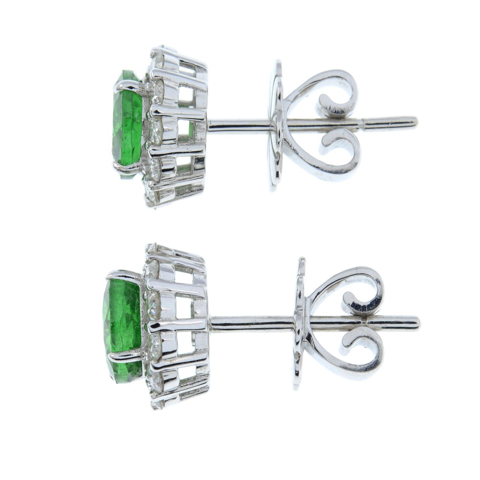 A pair of tsavorite garnet and brilliant-cut diamond cluster earrings.Total tsavorite weight - Bild 3 aus 3