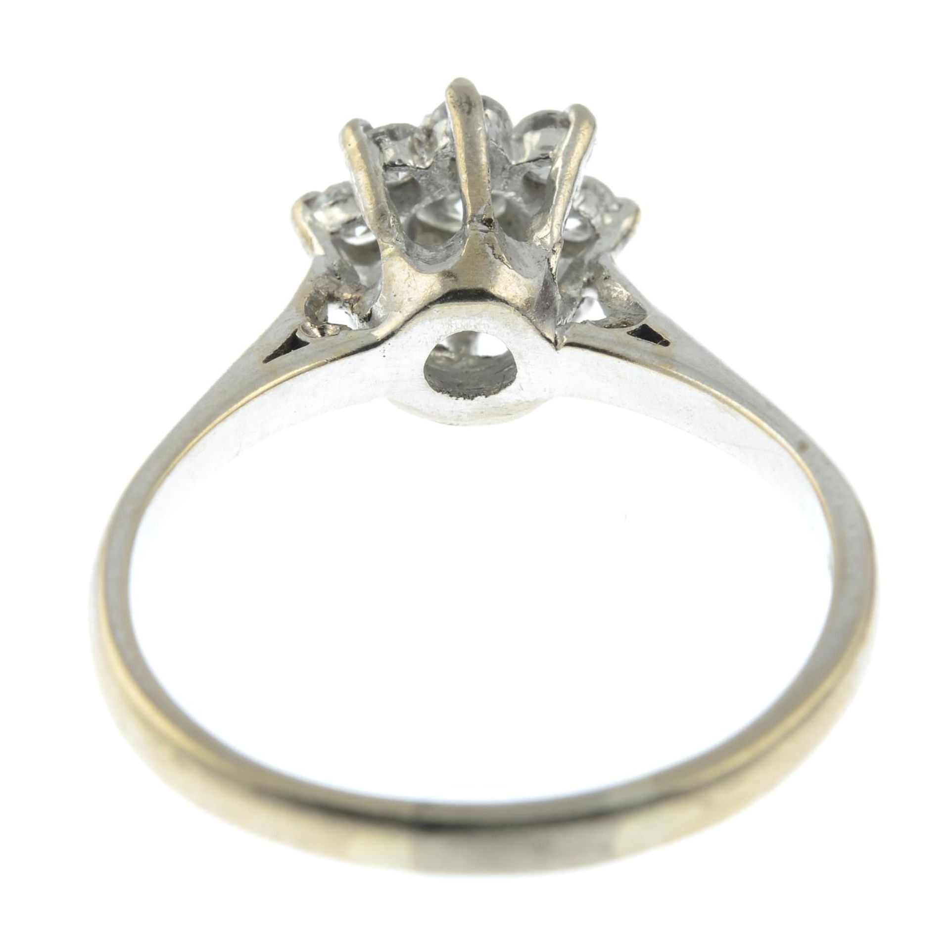 An 18ct gold brilliant-cut diamond cluster ring.Estimated total diamond weight 0.50ct, - Bild 3 aus 3