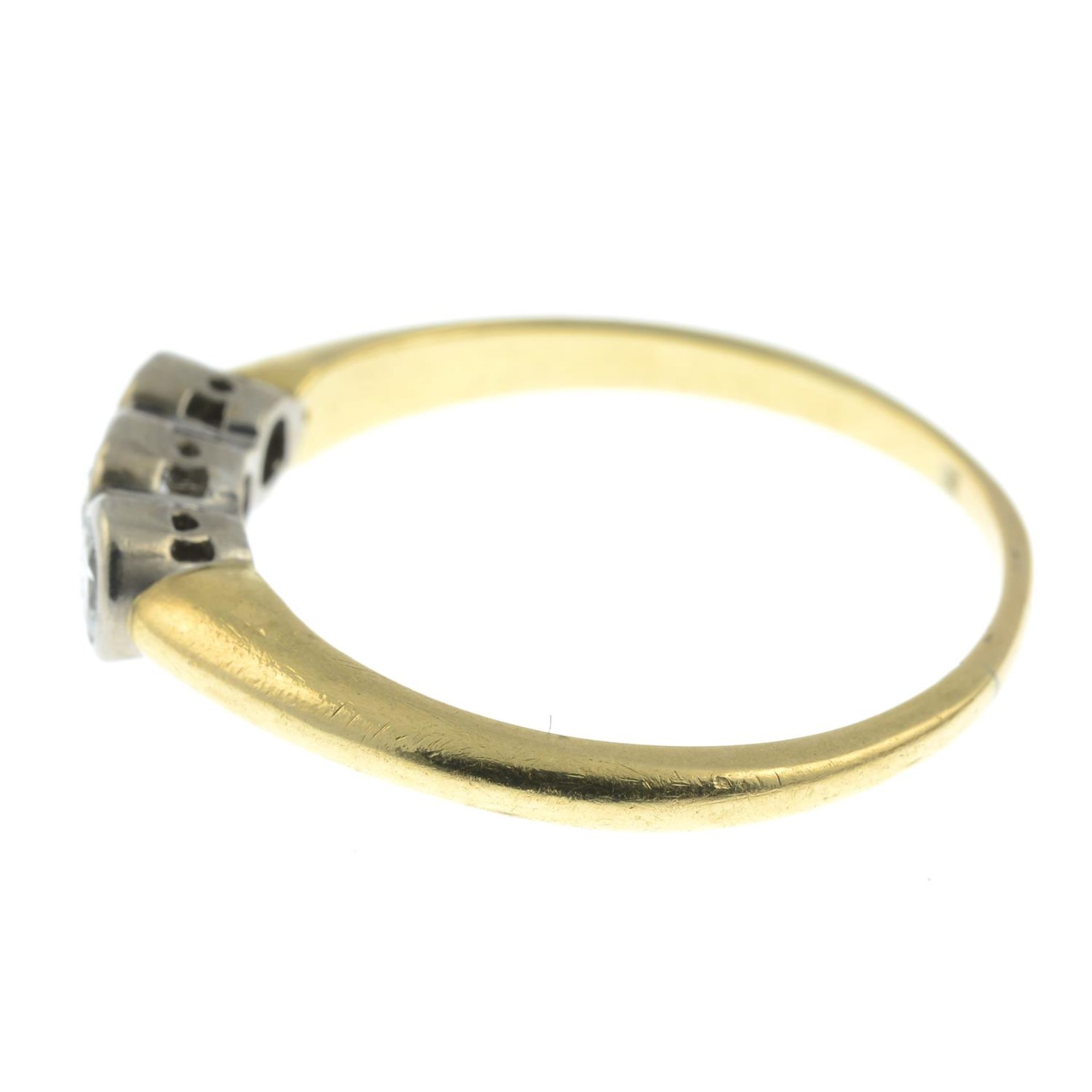 An 18ct gold brilliant-cut diamond three-stone ring.Estimated total diamond weight 0.50ct, - Bild 2 aus 3