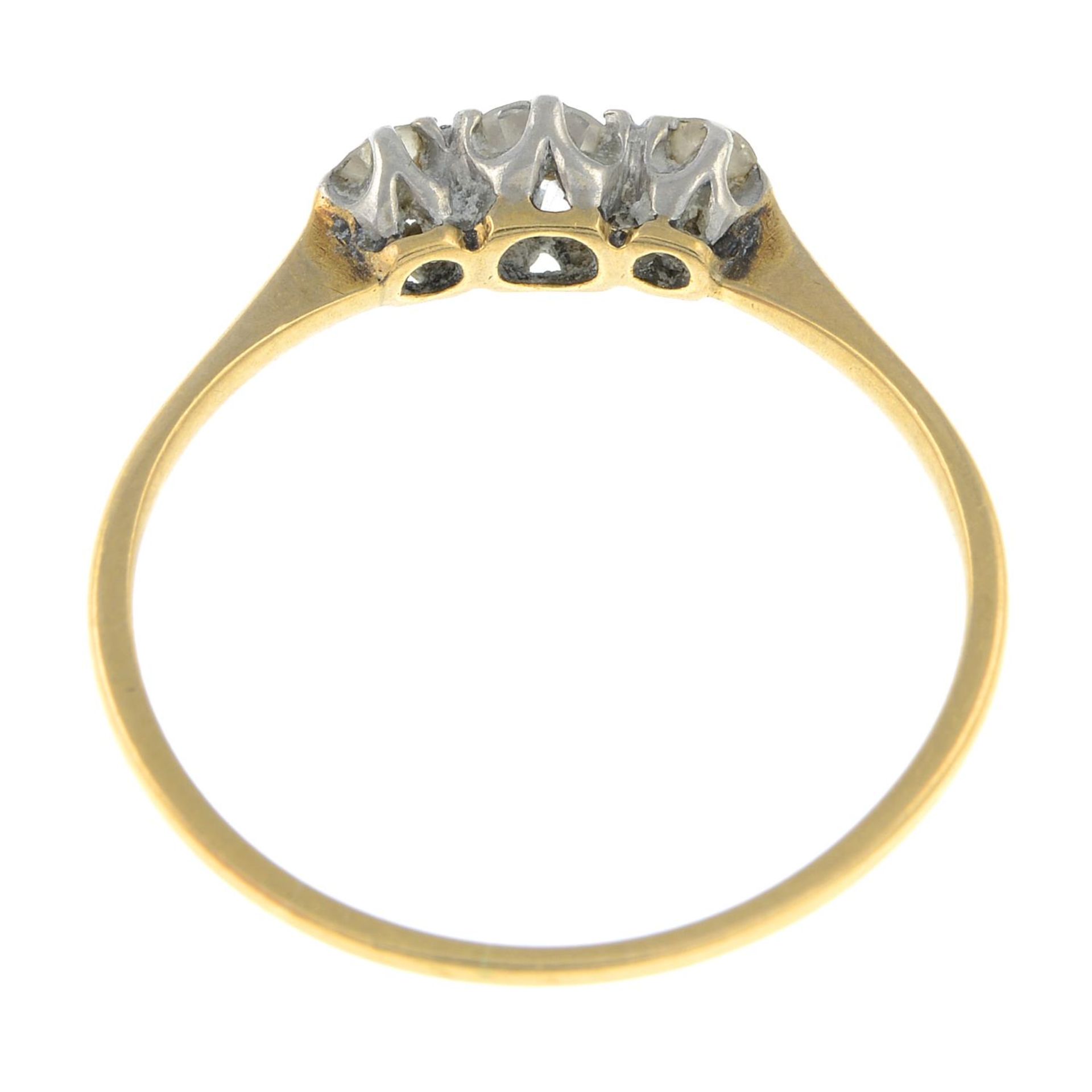 A brilliant-cut diamond three-stone ring.Estimated total diamond weight 0.40ct, - Bild 3 aus 3