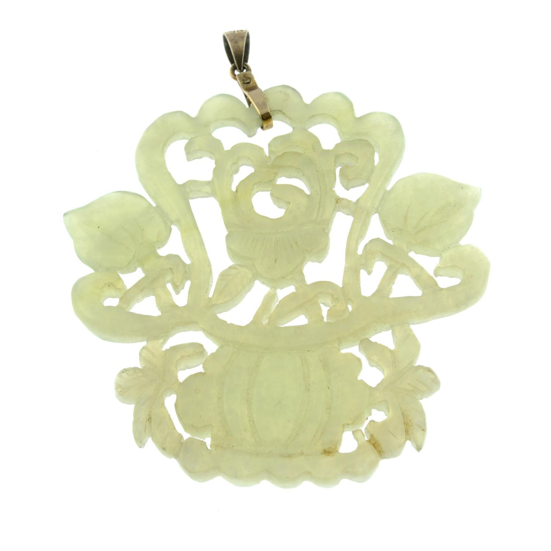 A carved jade foliate pendant.Stamped 9K 375 to mount.Length 6.9cms. - Bild 2 aus 2