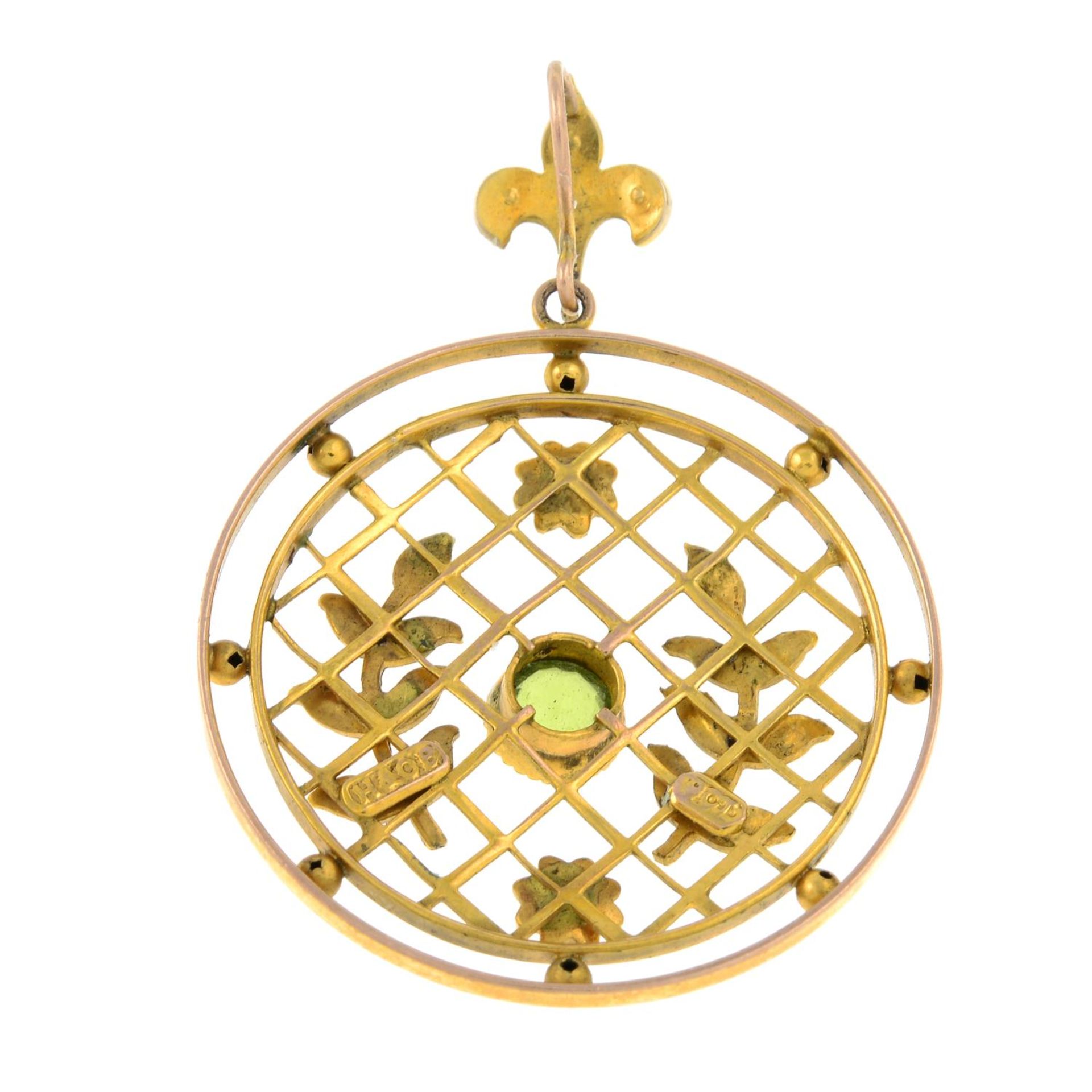 An early 20th century 9ct gold peridot and split pearl foliate pendant.Stamped 9ct.Length 4cms. - Bild 2 aus 2