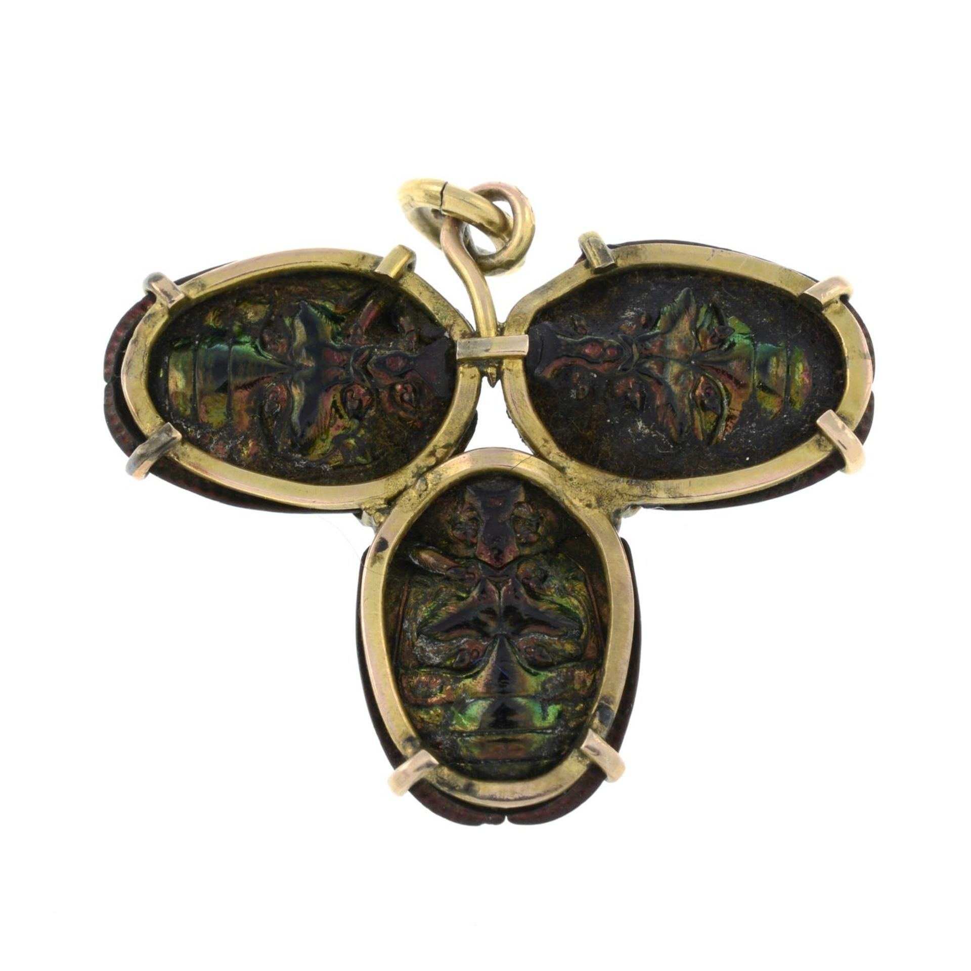 An early 20th century Egyptian revival scarab beetle pendant.Length 3.3cms. - Bild 2 aus 2