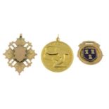 Three items of 9ct gold jewellery, to include a Sagittarius Zodiac pendant, a medallion fob and an