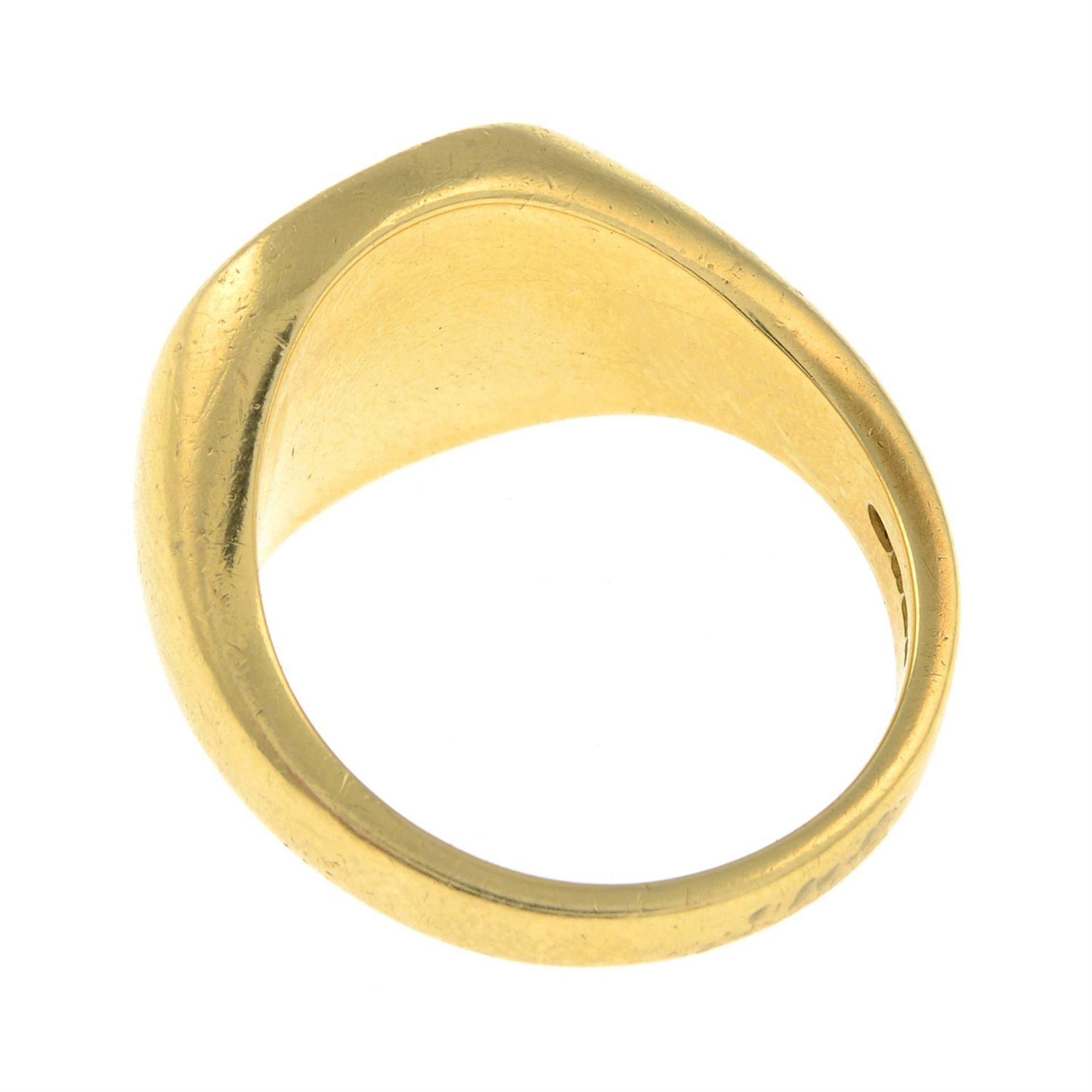 (25821) An 18ct gold signet ring. - Image 2 of 2