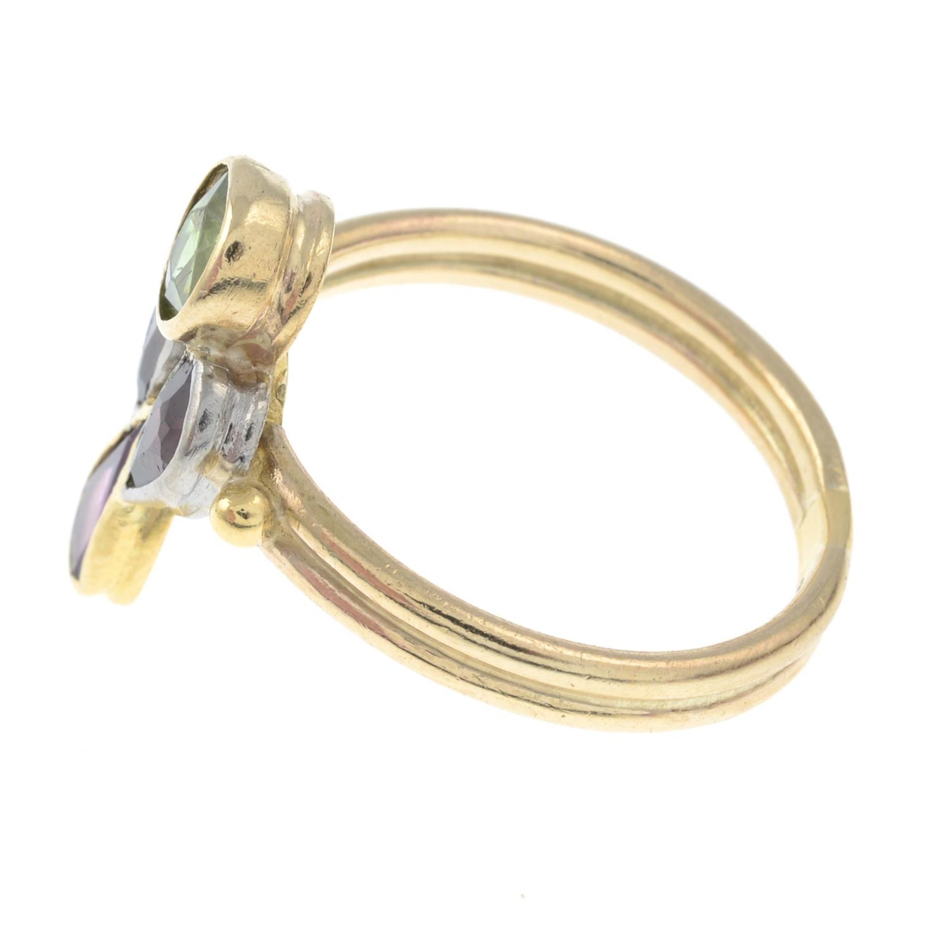 A vari-hue garnet ring. - Image 2 of 3
