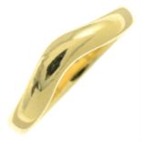An 18ct gold wishbone band ring.