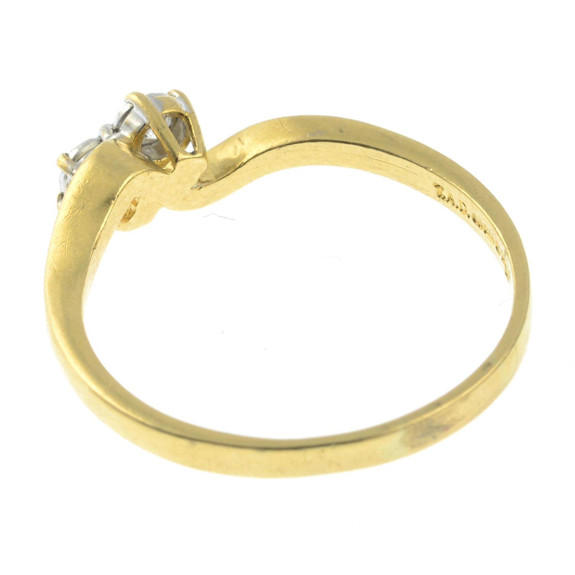 An 18ct gold diamond three-stone ring. - Bild 2 aus 2