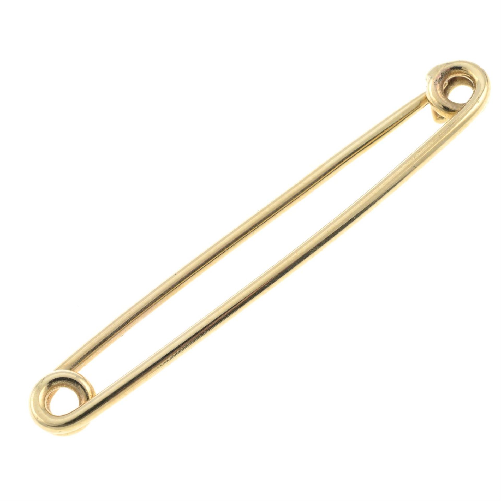 A 9ct gold safety pin. - Image 2 of 2