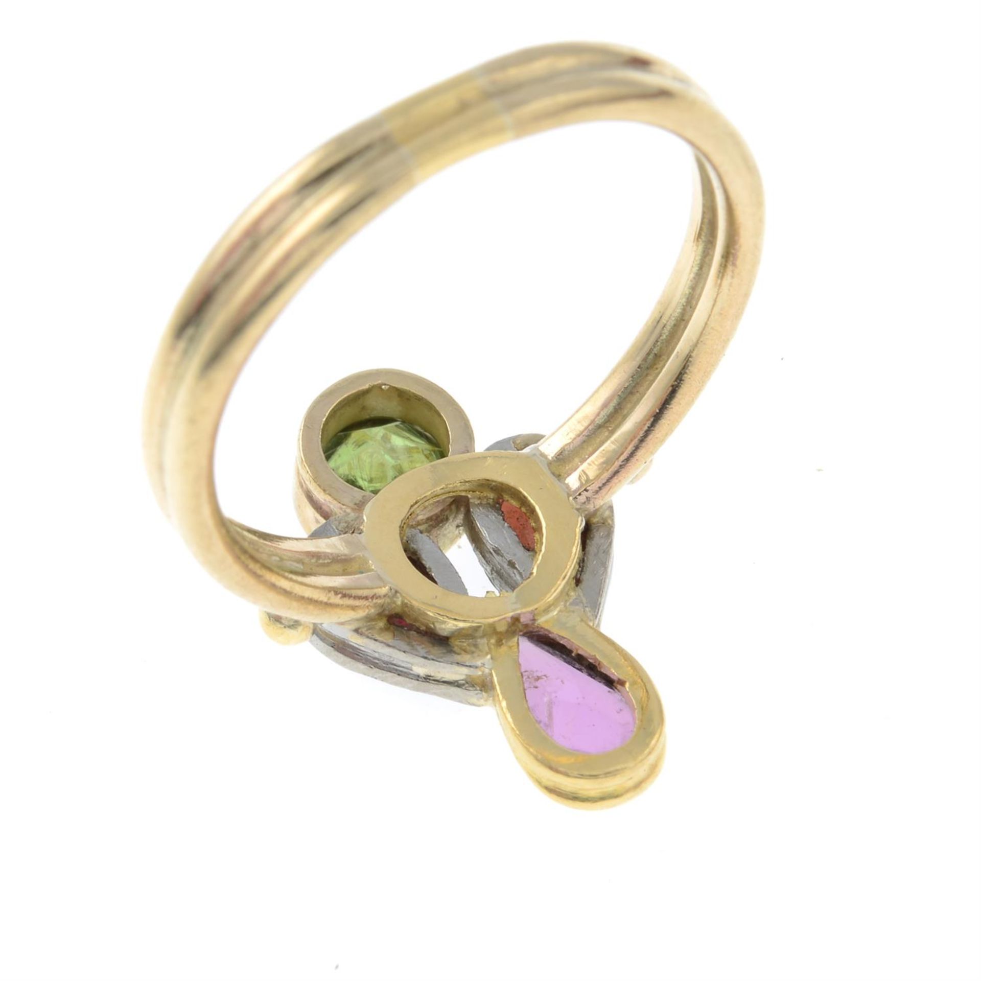 A vari-hue garnet ring. - Image 3 of 3