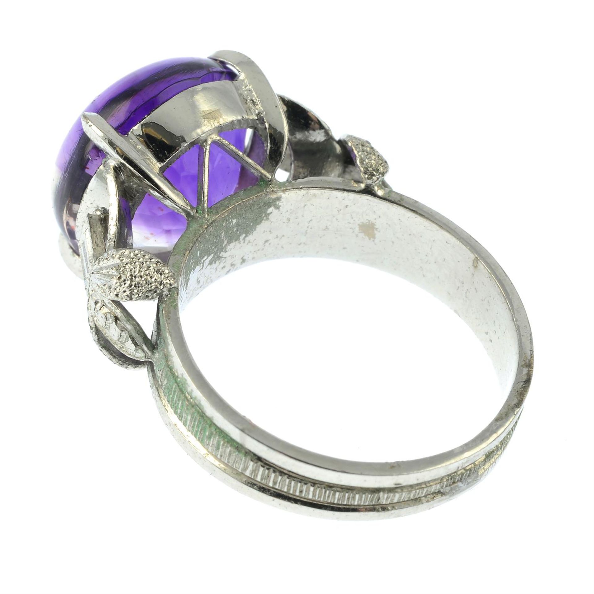 An amethyst cabochon single-stone ring. - Image 2 of 2
