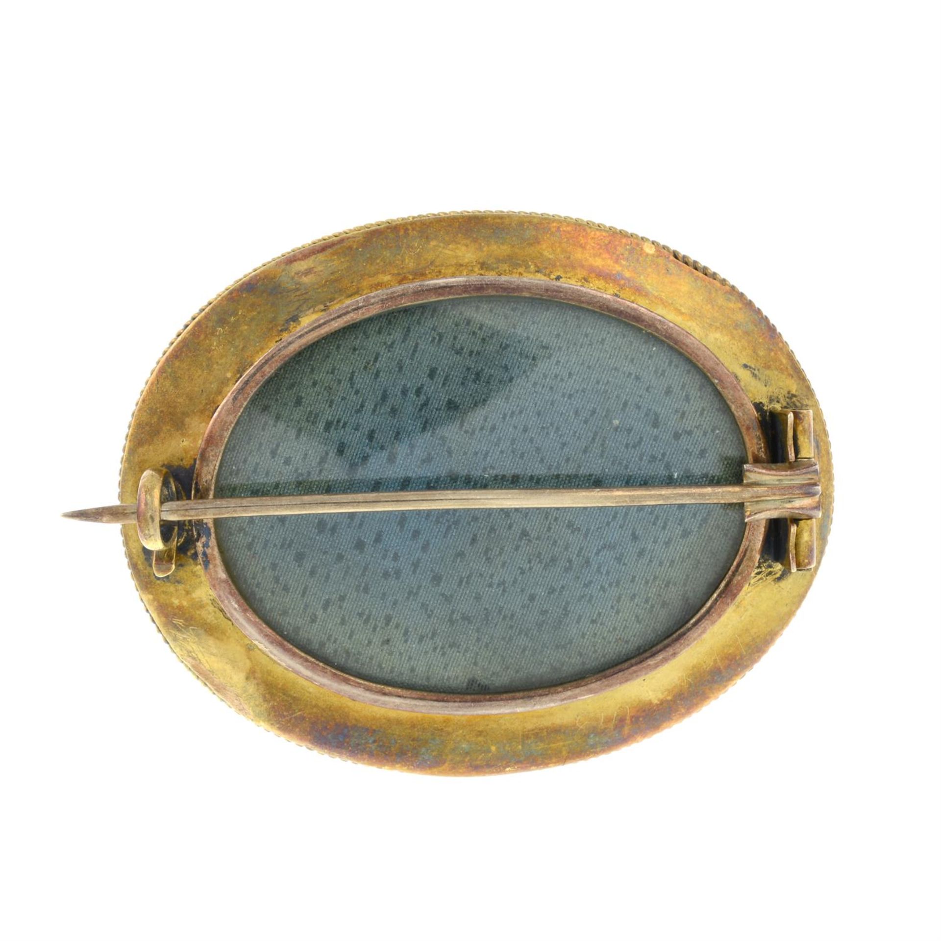 A late 19th century gold, garnet and split pearl brooch. - Bild 2 aus 2