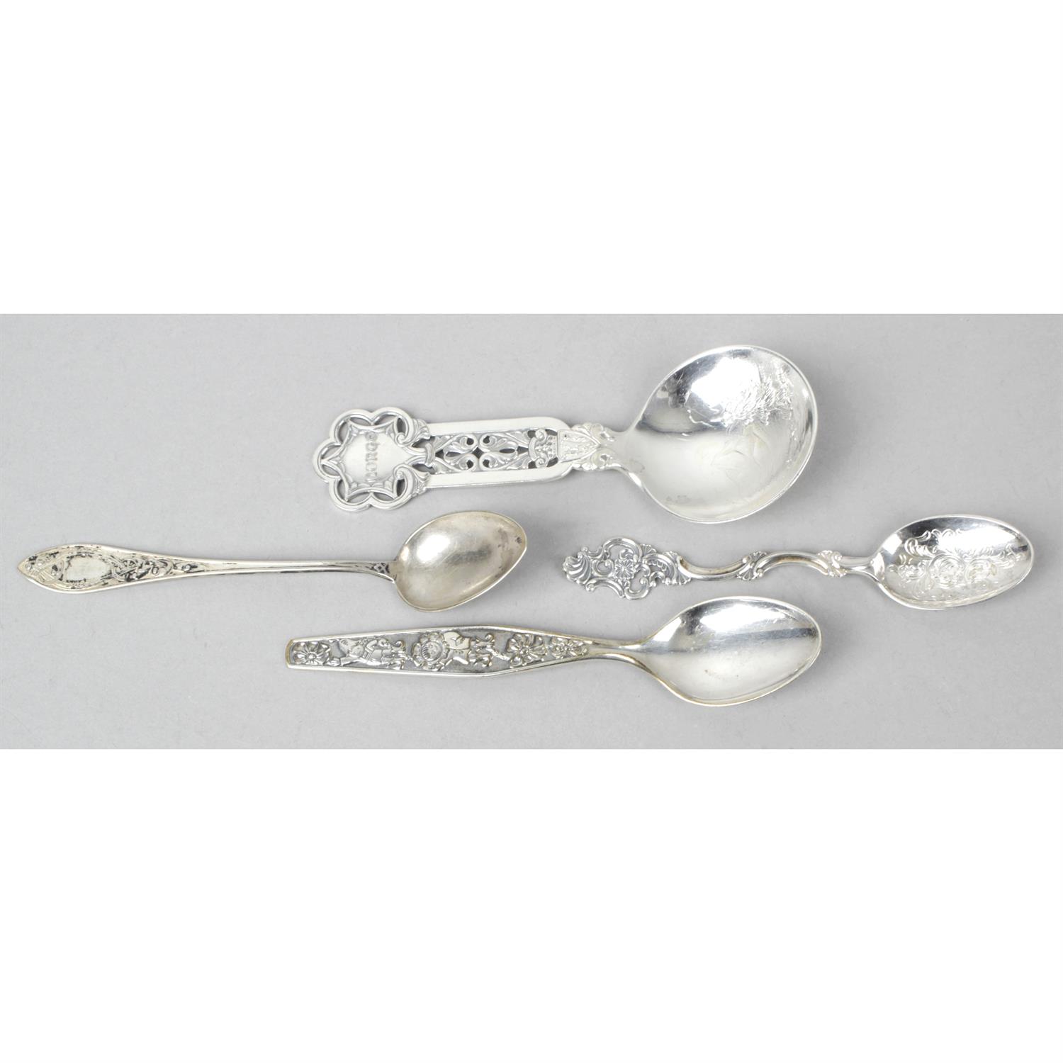 A miscellaneous selection of small spoons, plus a butter knife, tea strainer and four assorted - Image 4 of 5