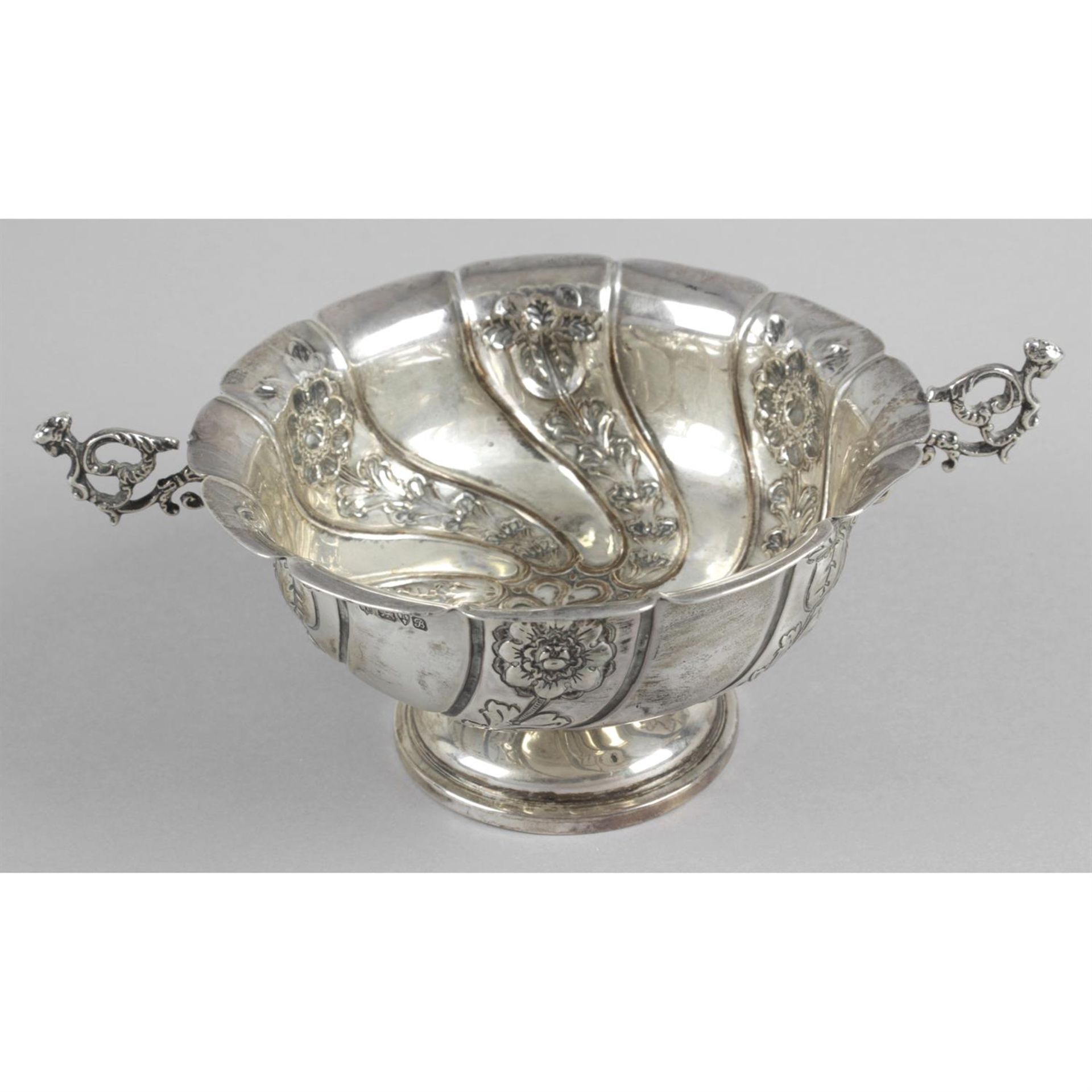 An Edwardian silver twin-handled pedestal bowl. - Image 3 of 3