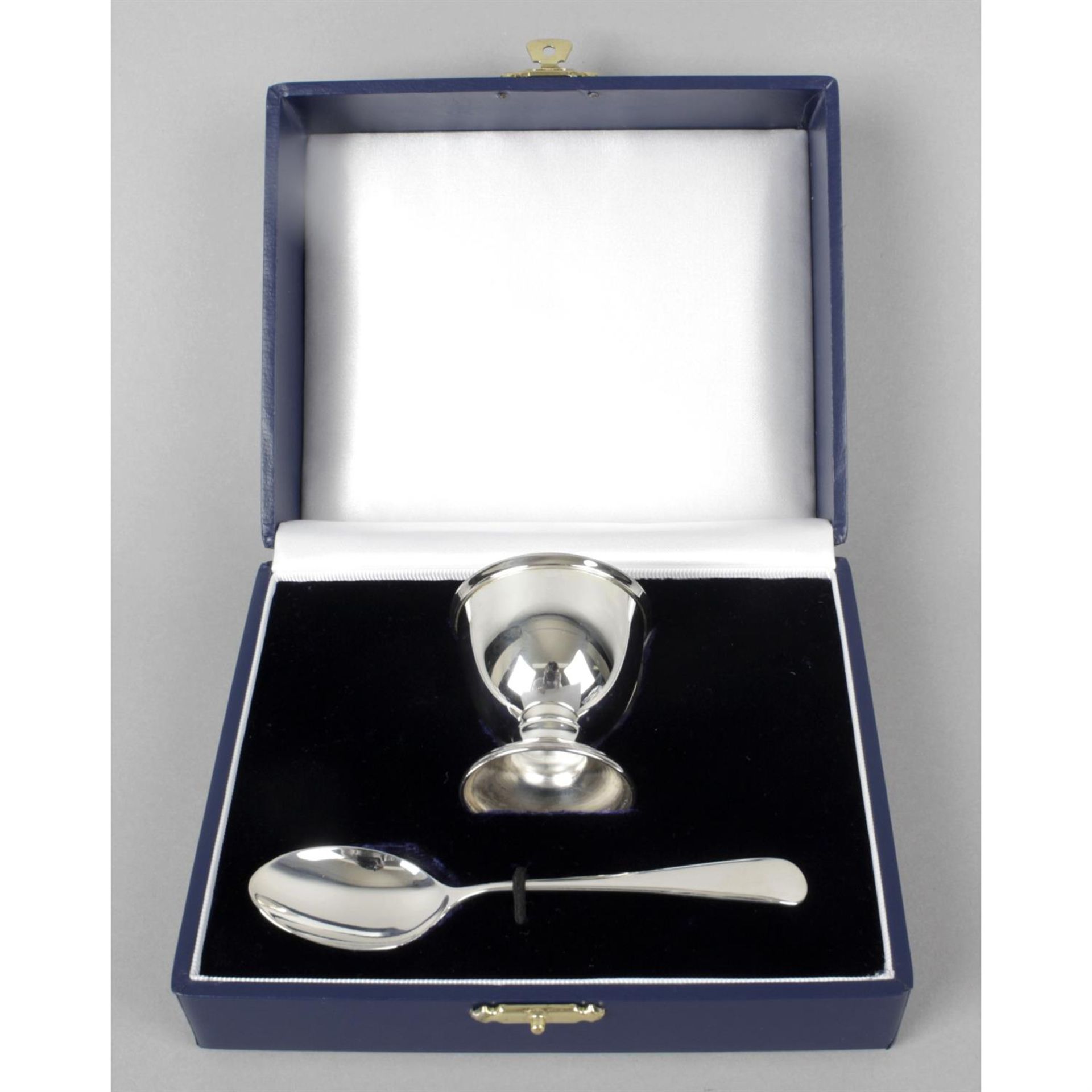 A modern silver egg cup and spoon, in fitted case. - Image 4 of 4