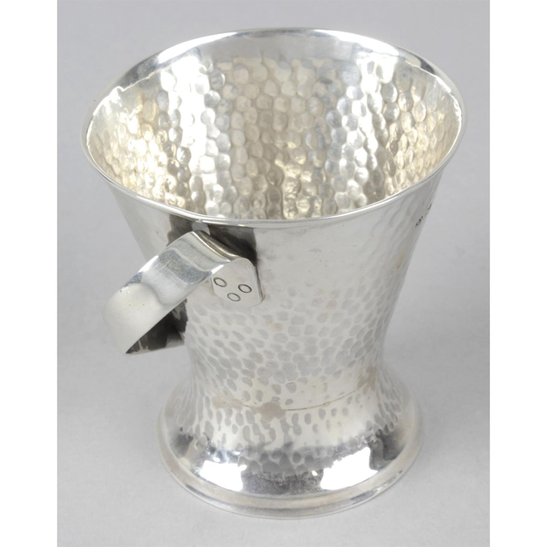 An Edwardian silver Arts & Crafts style mug. - Image 2 of 3